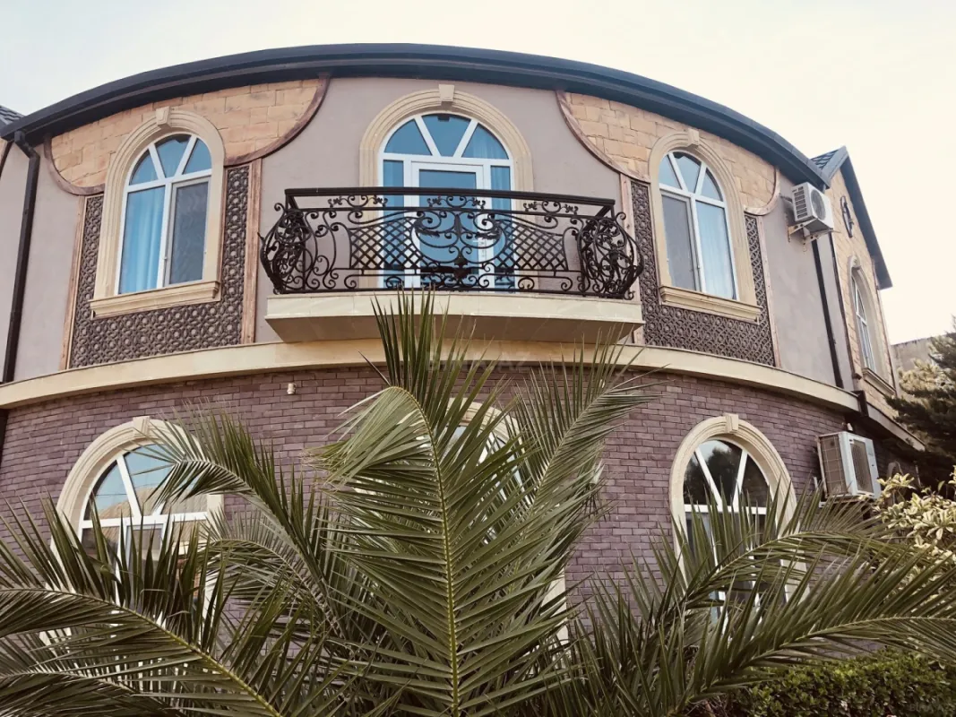 Satılır 8 otaqlı həyət evi 500 m²
