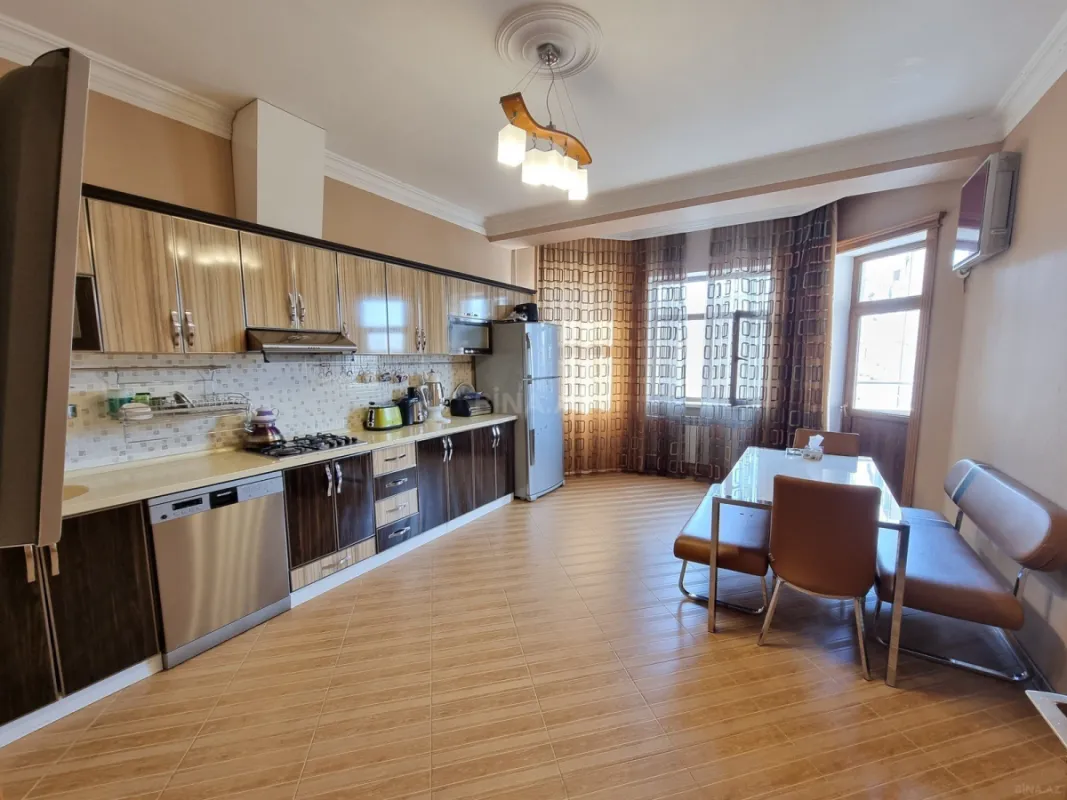 Satılır 3 otaqlı mənzil 156 m²