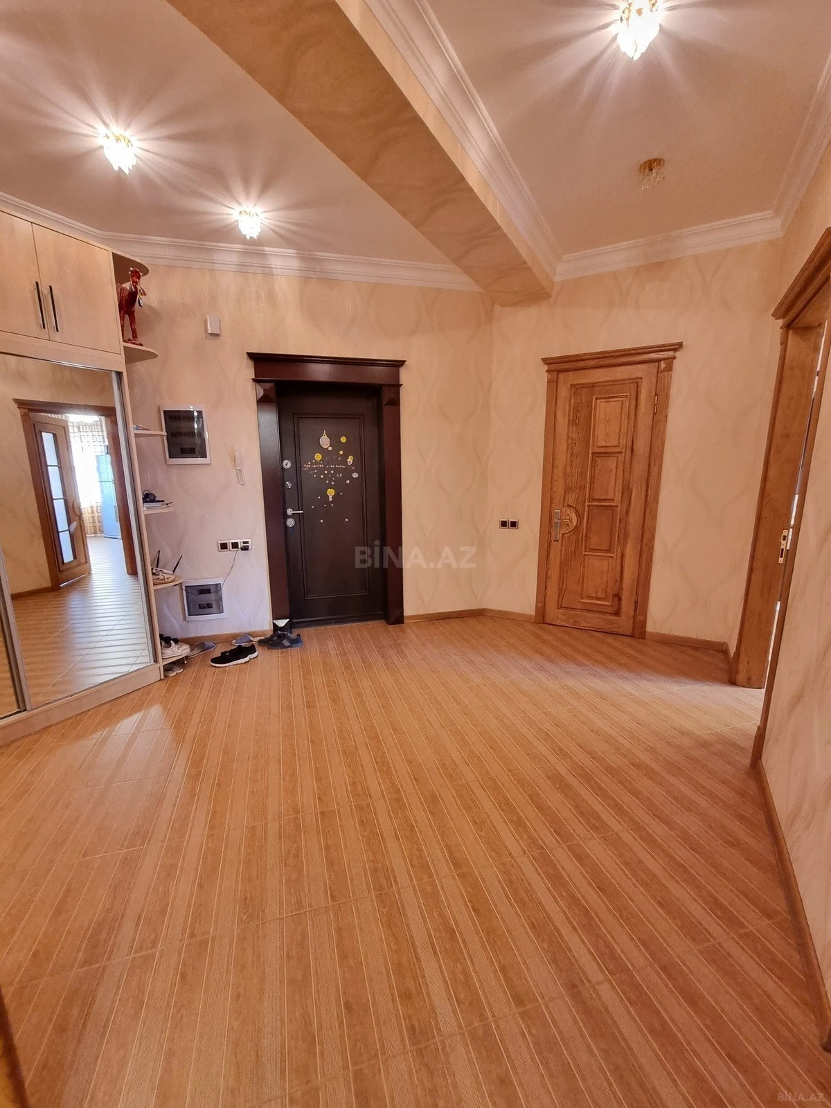Satılır 3 otaqlı mənzil 156 m²
