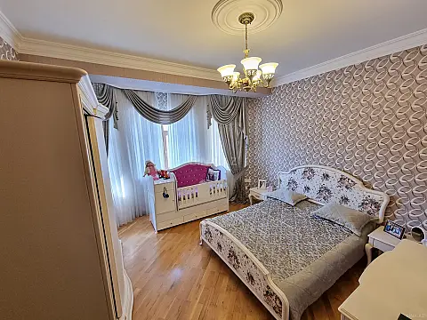 Satılır 3 otaqlı mənzil 156 m²