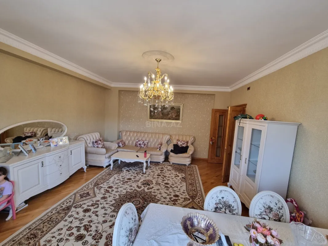 Satılır 3 otaqlı mənzil 156 m²
