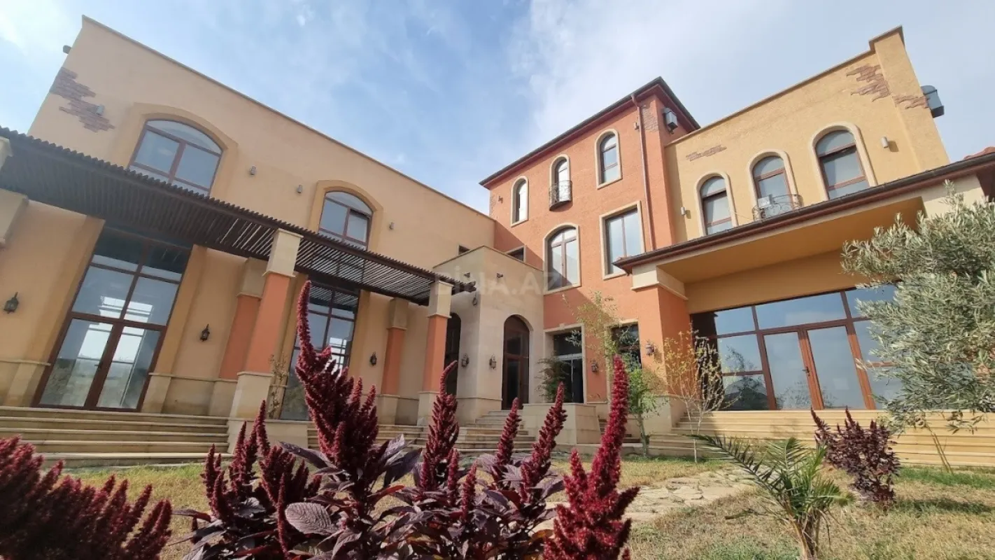 Satılır 15 otaqlı həyət evi 2000 m²