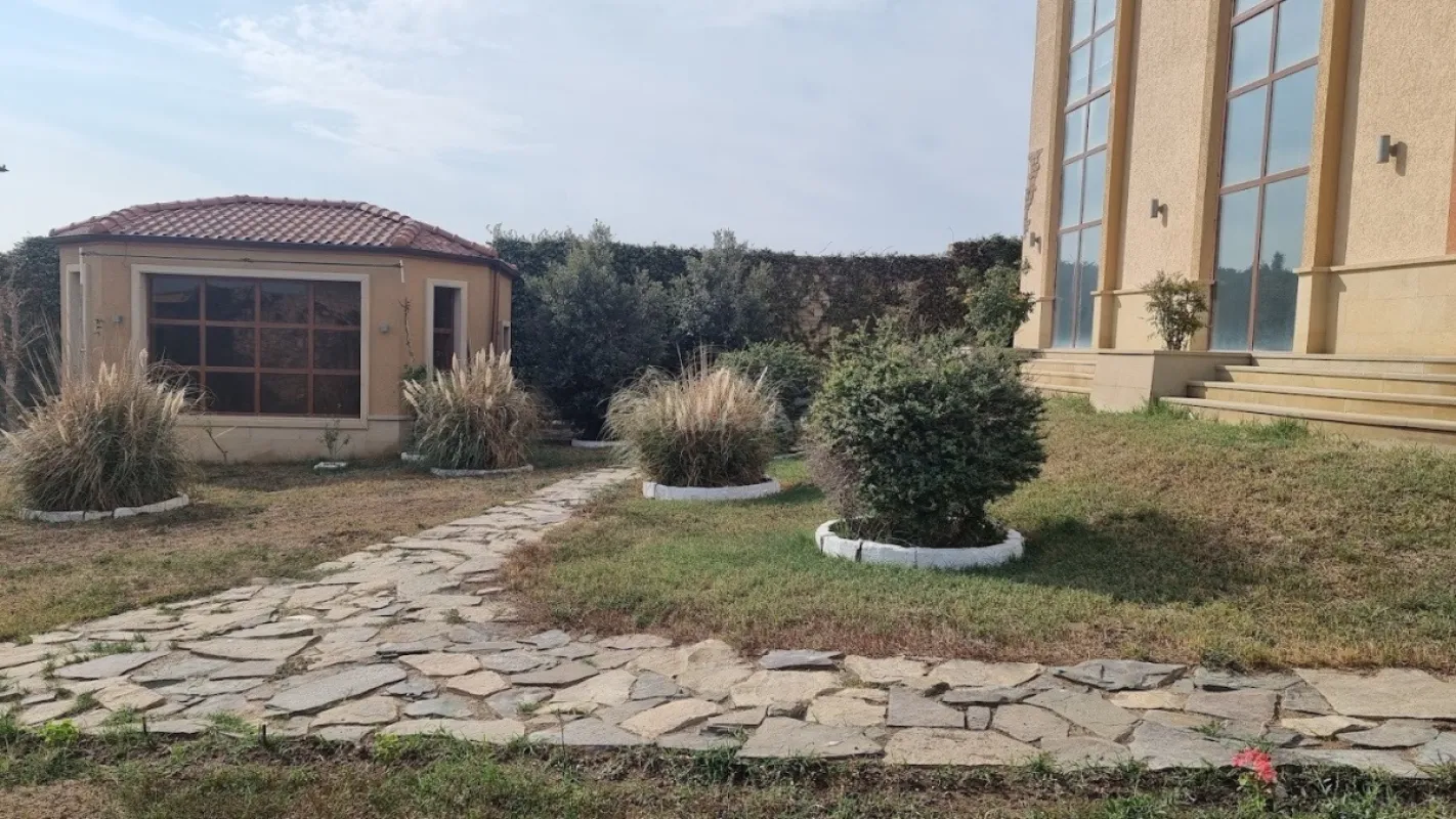 Satılır 15 otaqlı həyət evi 2000 m²