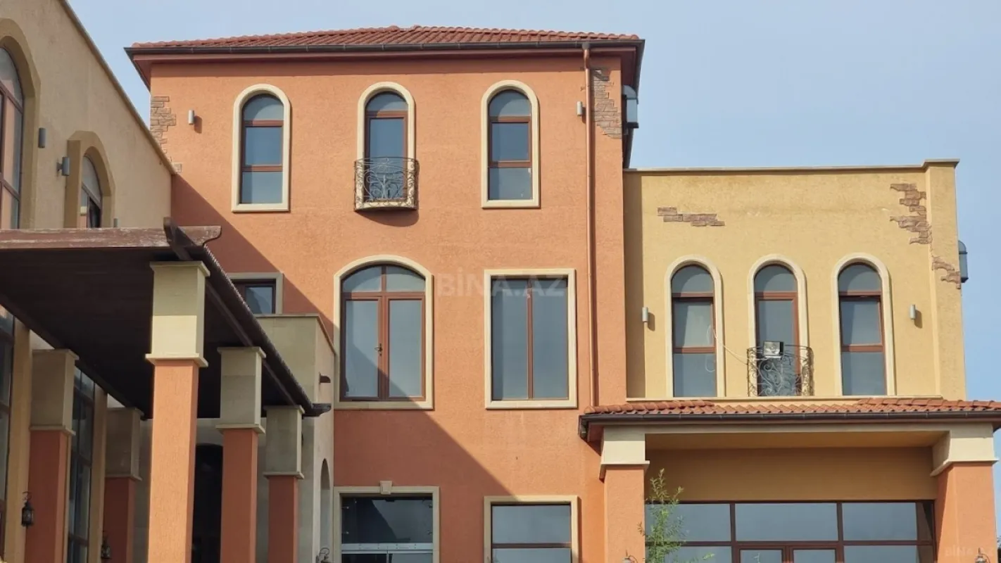 Satılır 15 otaqlı həyət evi 2000 m²