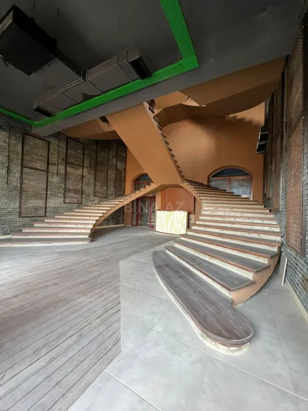 Satılır 15 otaqlı həyət evi 2000 m²