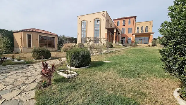 Satılır 15 otaqlı həyət evi 2000 m²
