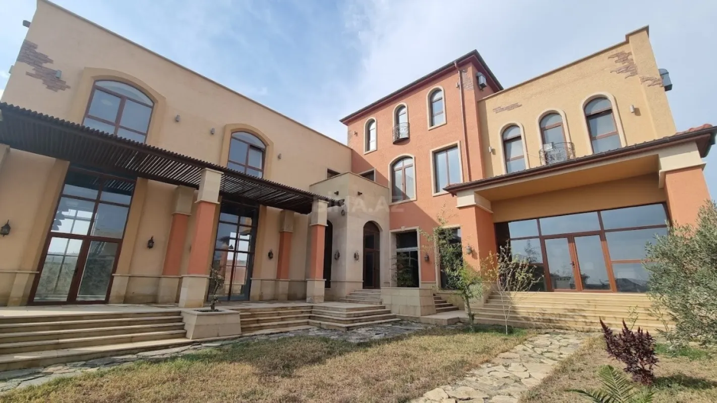 Satılır 15 otaqlı həyət evi 2000 m²