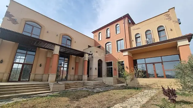 Satılır 15 otaqlı həyət evi 2000 m²