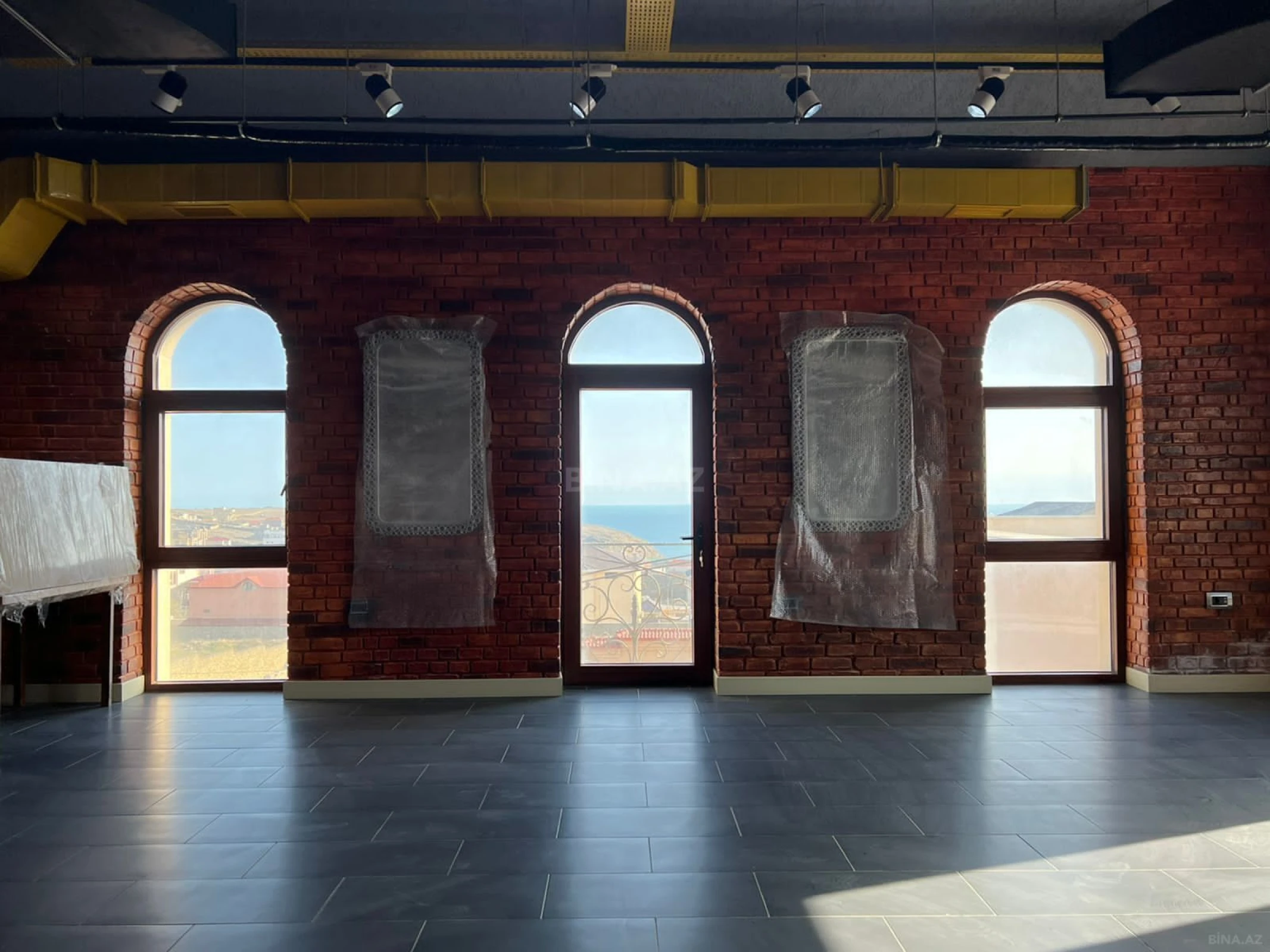 Satılır 15 otaqlı həyət evi 2000 m²