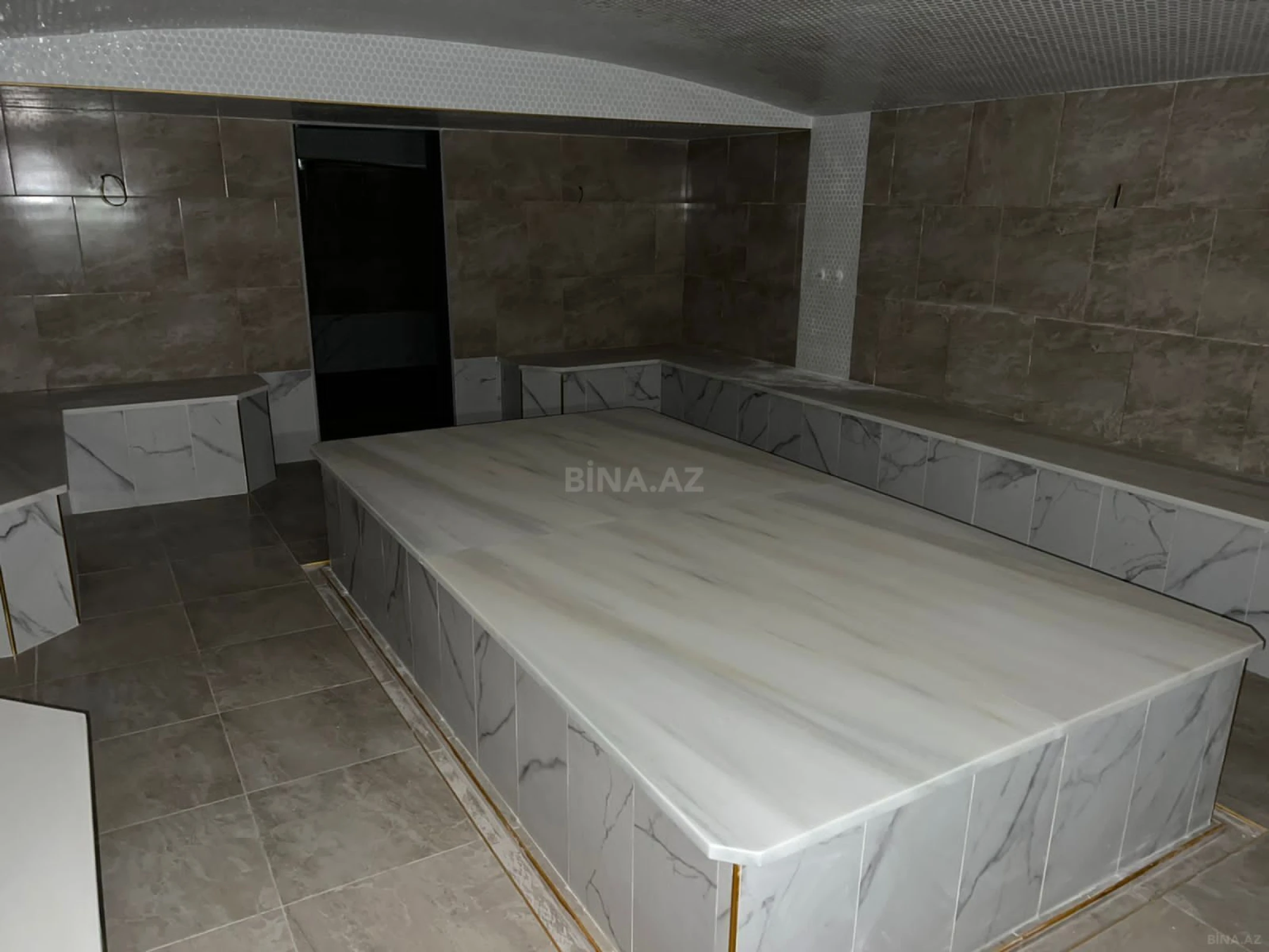 Satılır 15 otaqlı həyət evi 2000 m²