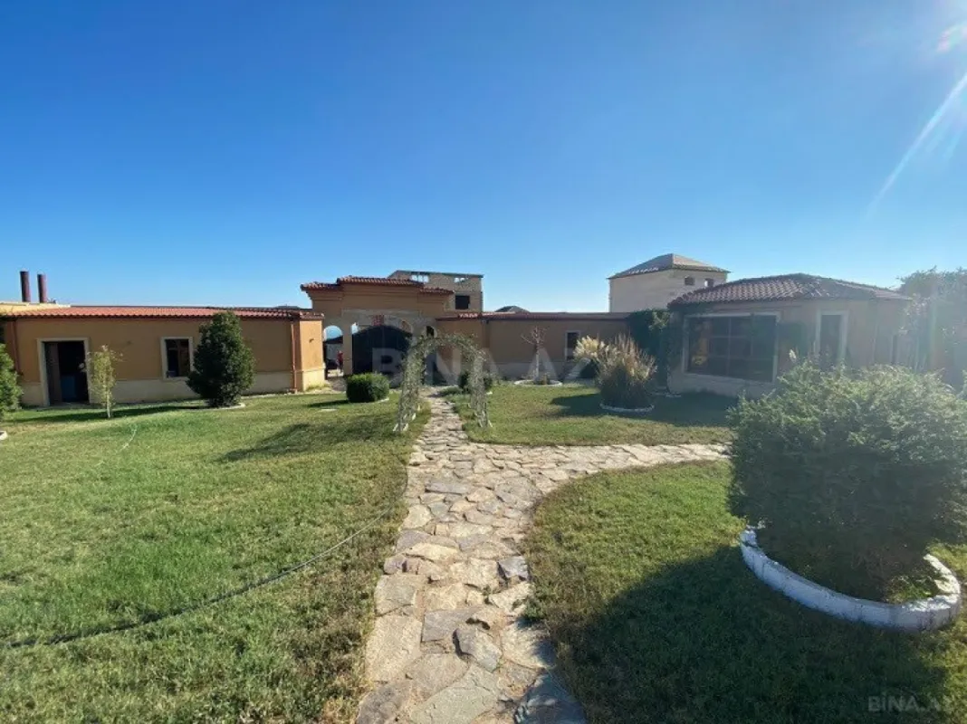 Satılır 15 otaqlı həyət evi 2000 m²