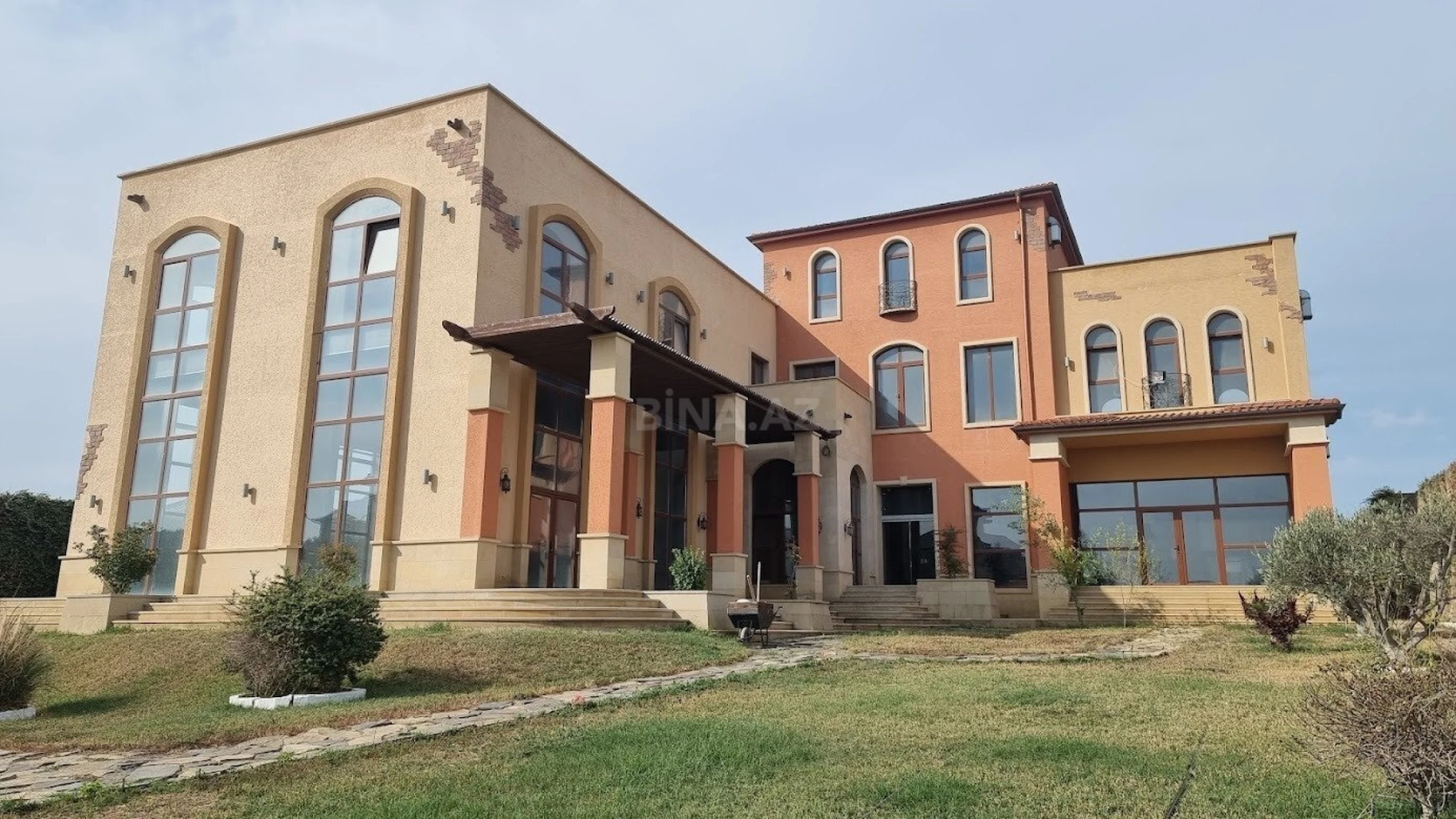 Satılır 15 otaqlı həyət evi 2000 m²