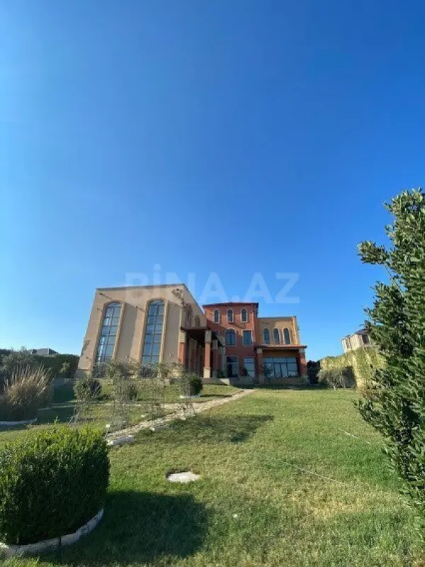 Satılır 15 otaqlı həyət evi 2000 m²