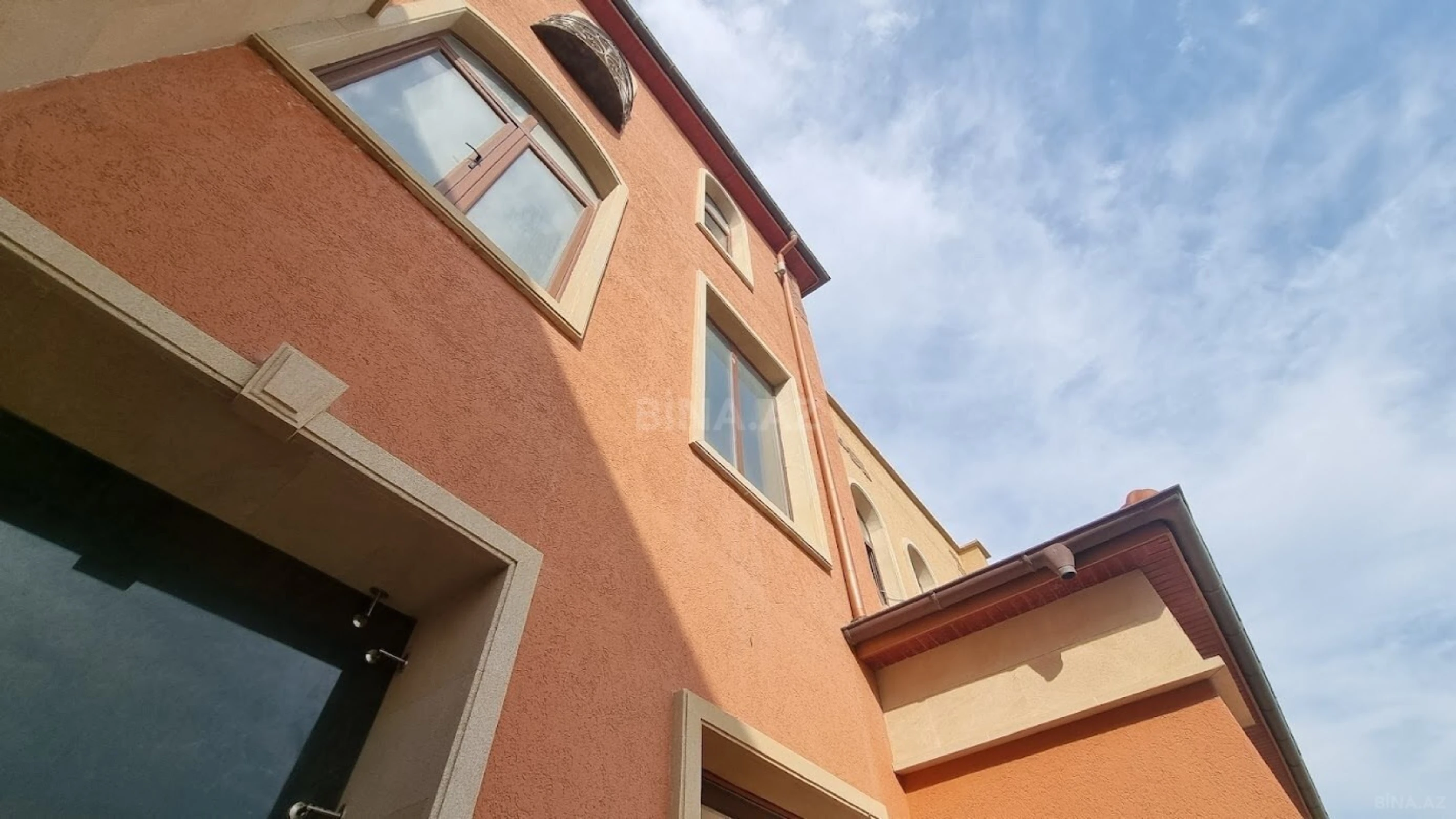 Satılır 15 otaqlı həyət evi 2000 m²