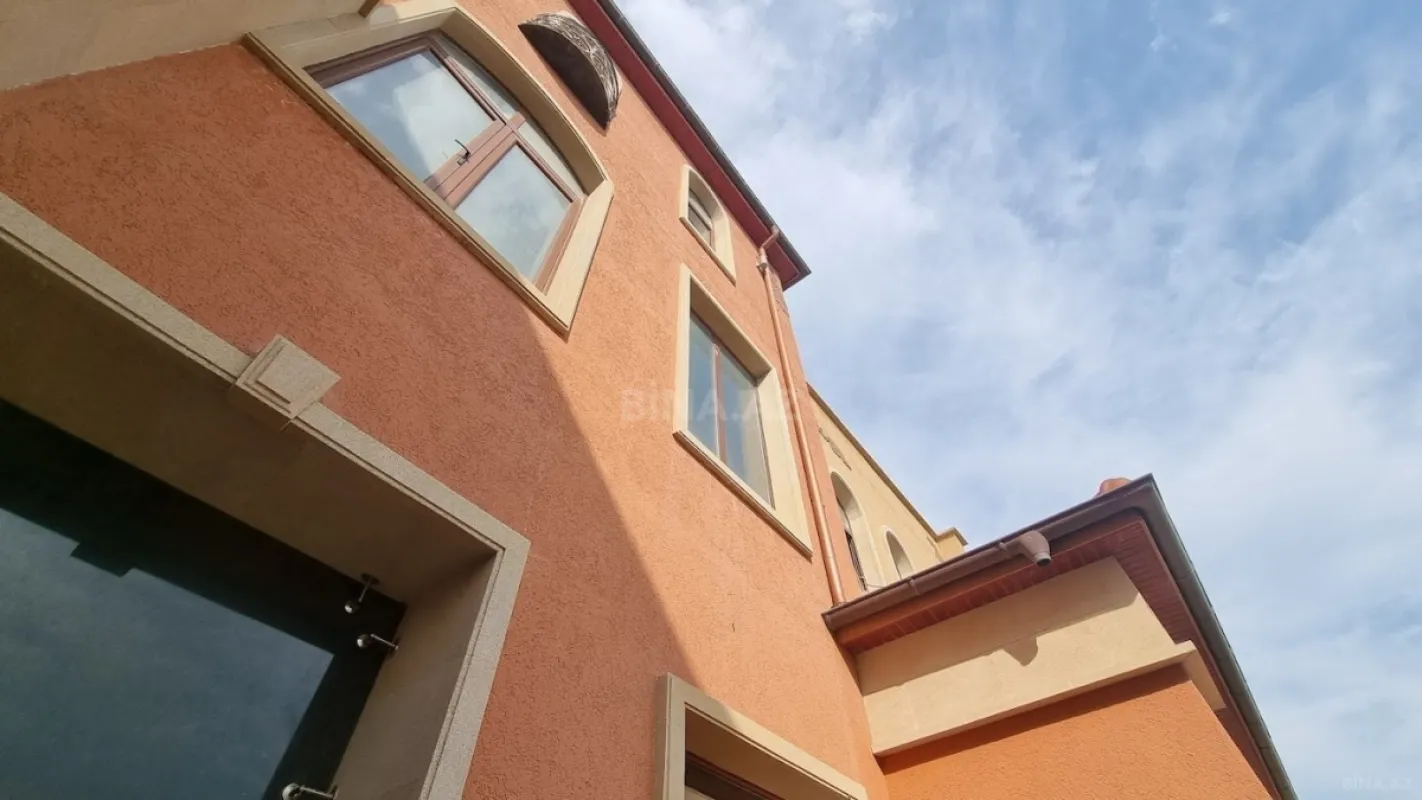 Satılır 15 otaqlı həyət evi 2000 m²