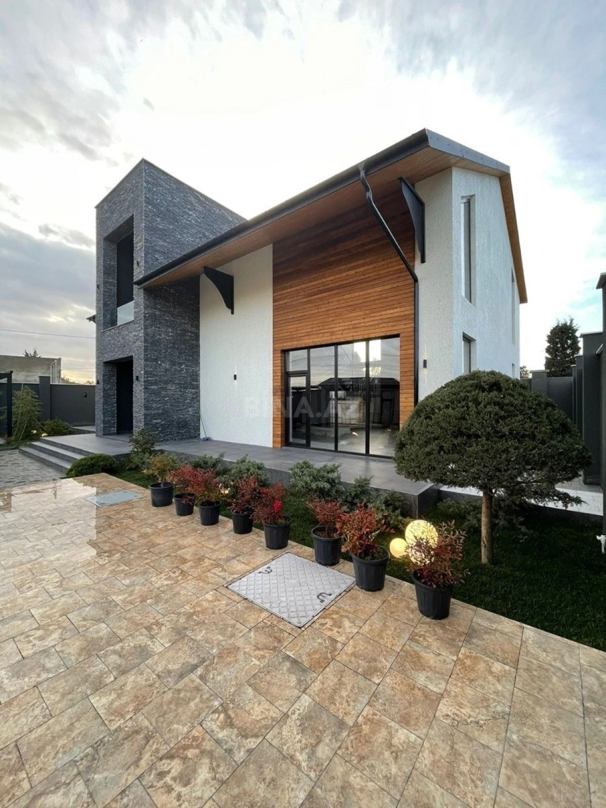 Satılır 6 otaqlı həyət evi 400 m²