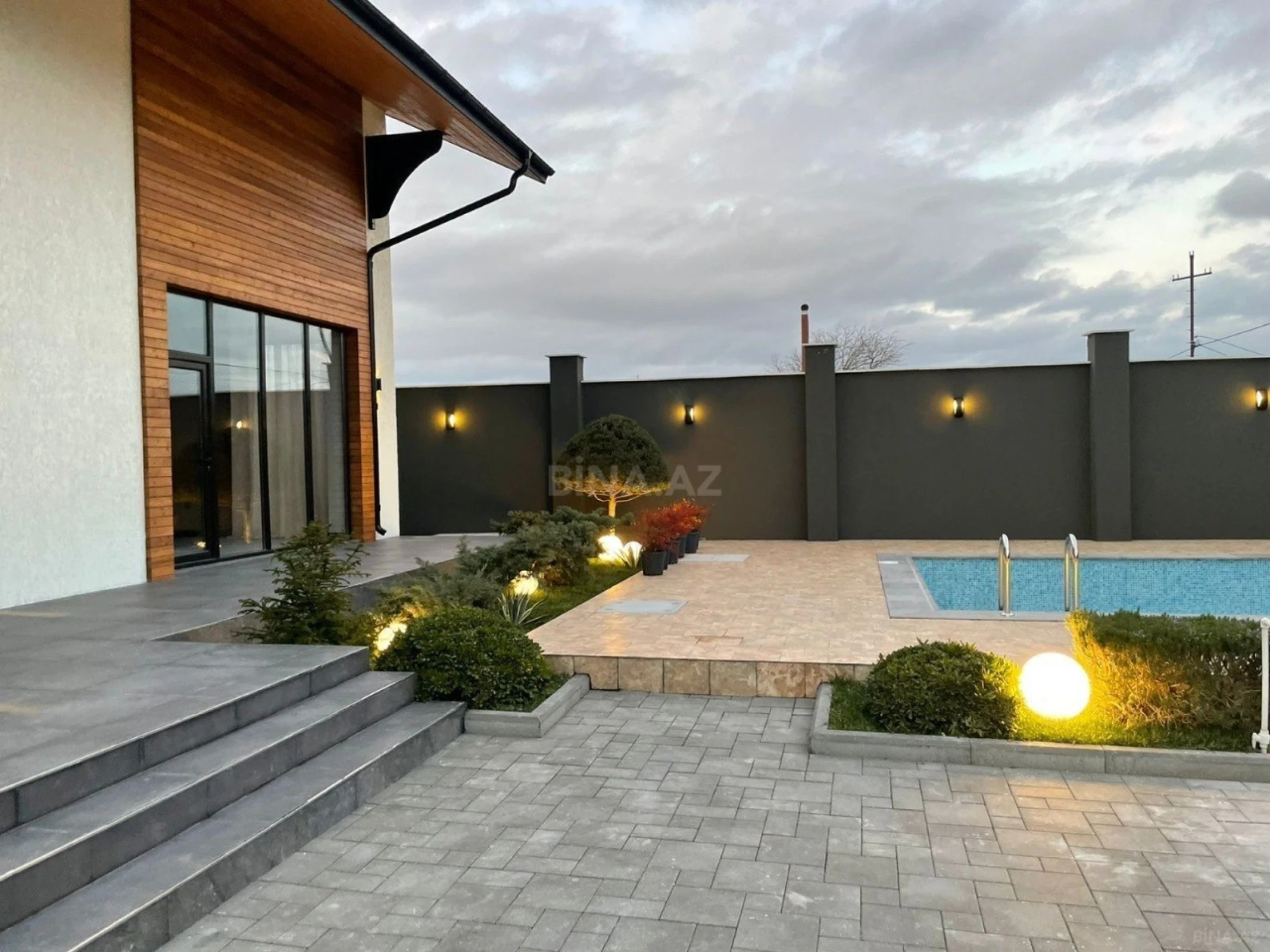 Satılır 6 otaqlı həyət evi 400 m²