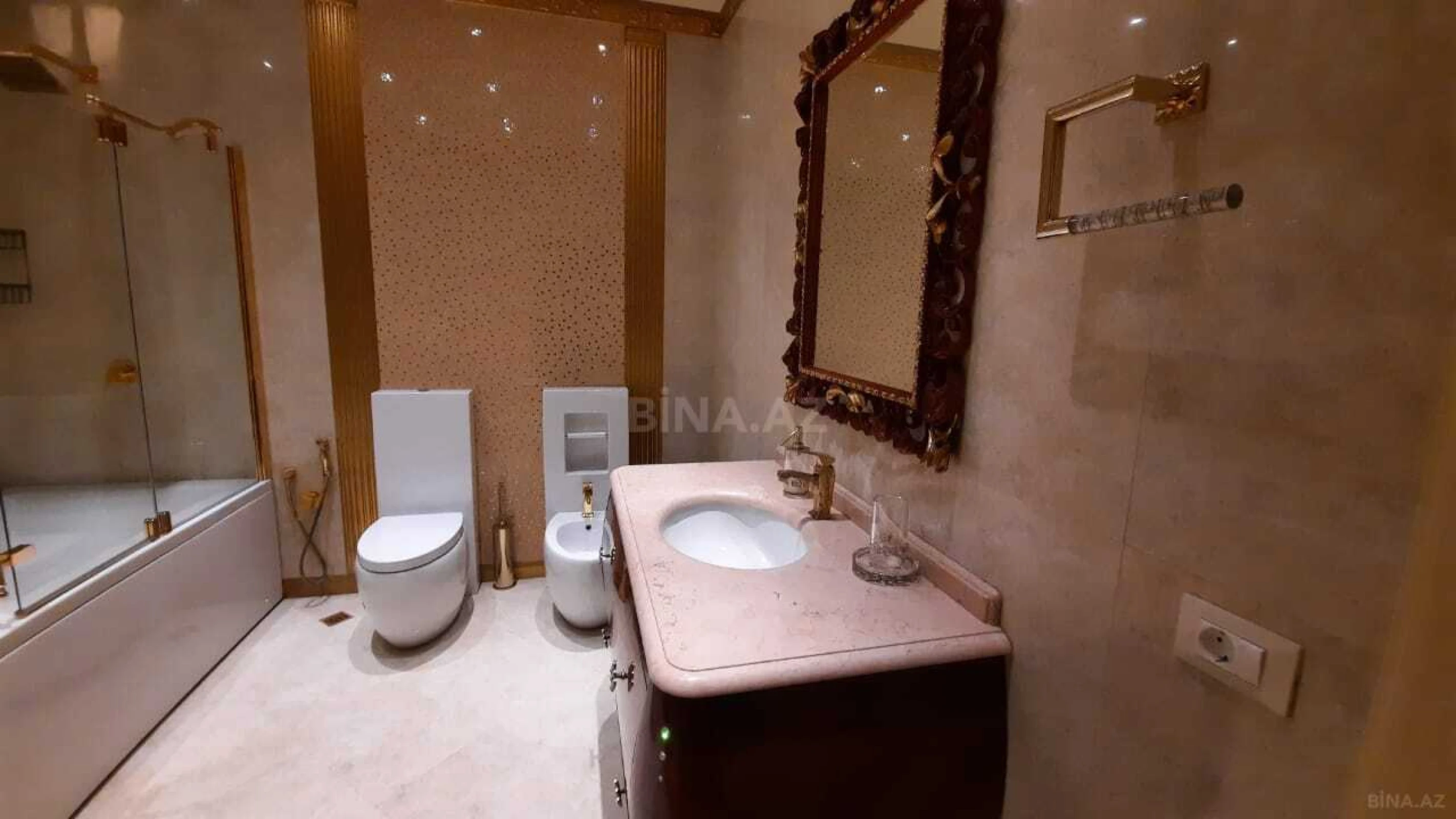 Satılır 6 otaqlı mənzil 470 m²
