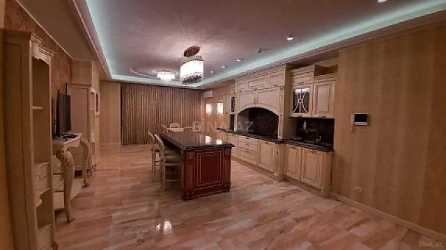 Satılır 6 otaqlı mənzil 470 m²