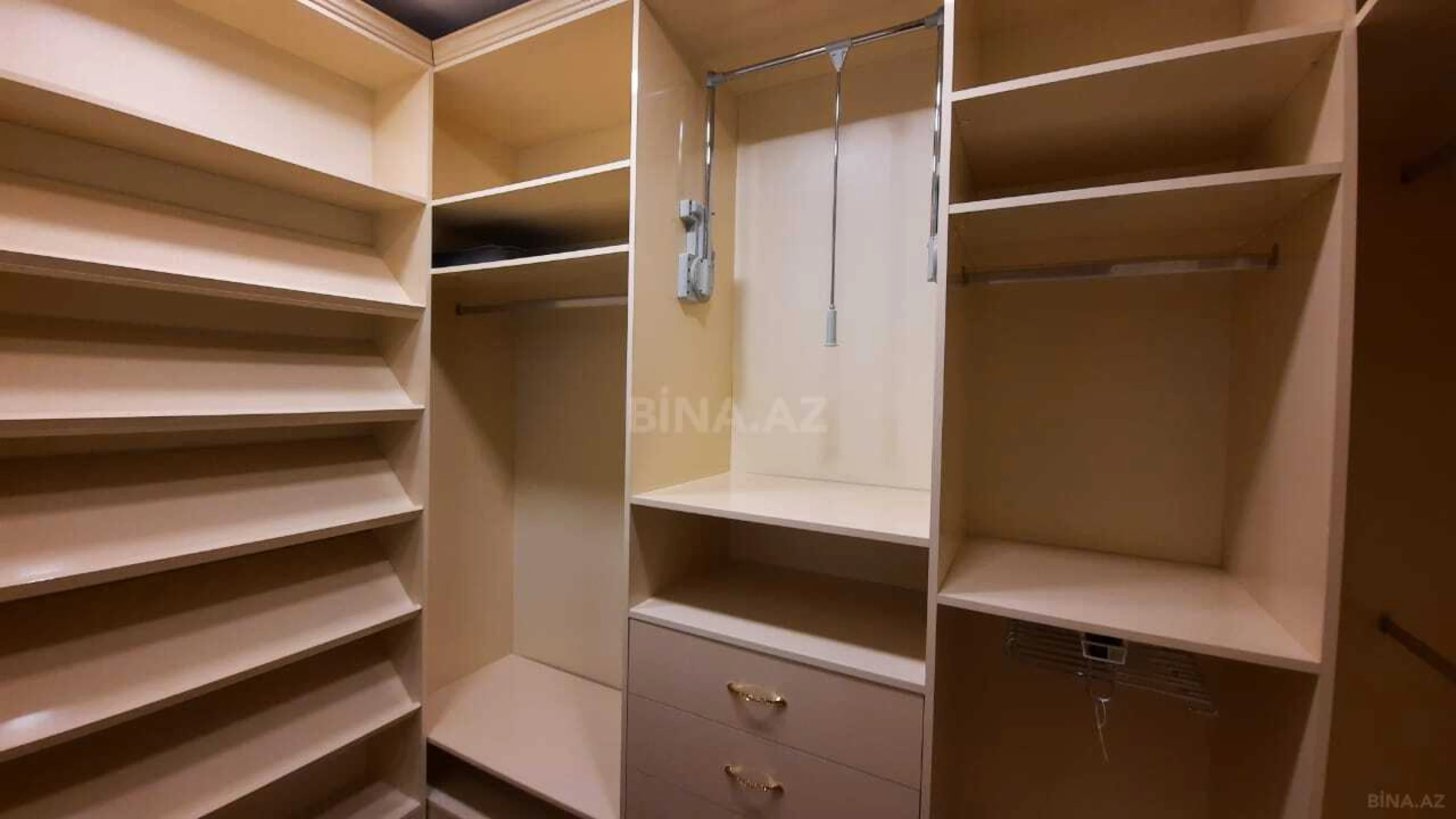 Satılır 6 otaqlı mənzil 470 m²