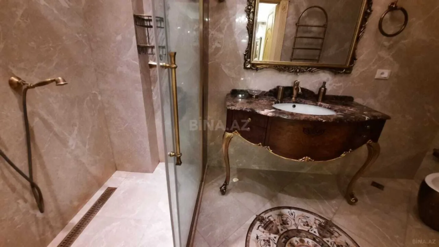 Satılır 6 otaqlı mənzil 470 m²