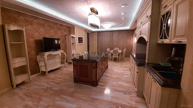 Satılır 6 otaqlı mənzil 470 m²