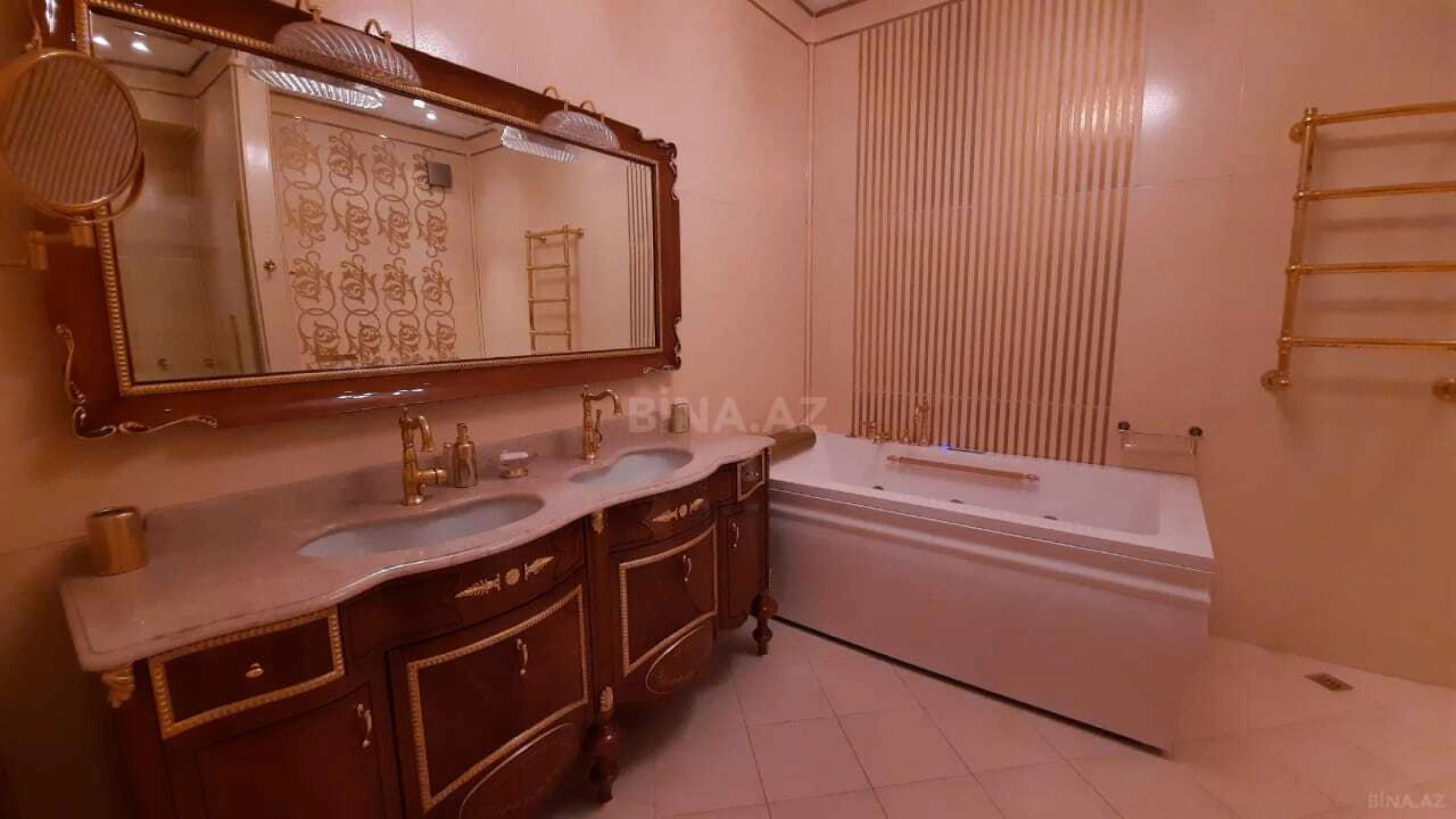 Satılır 6 otaqlı mənzil 470 m²
