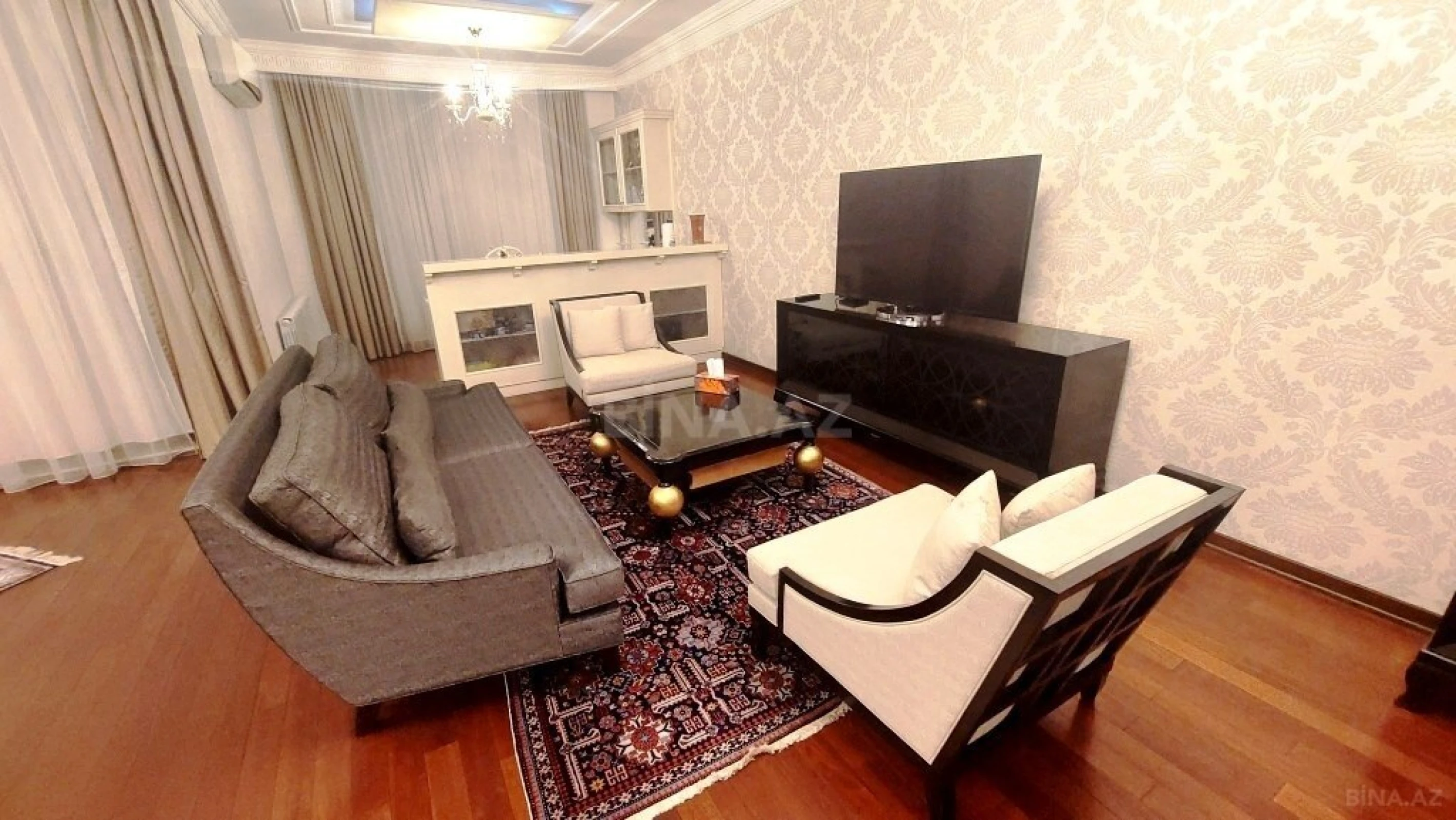 Satılır 4 otaqlı mənzil 293 m²