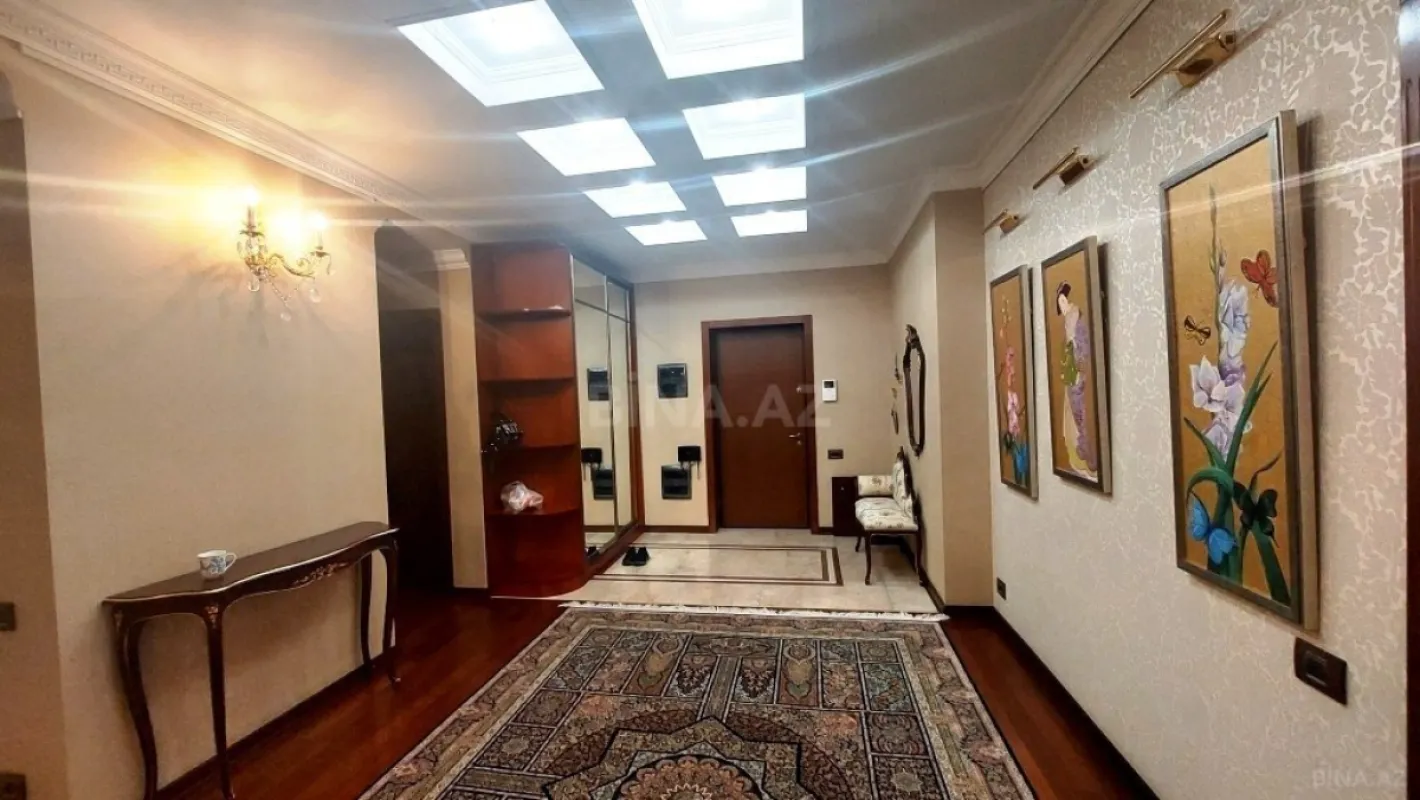 Satılır 4 otaqlı mənzil 293 m²