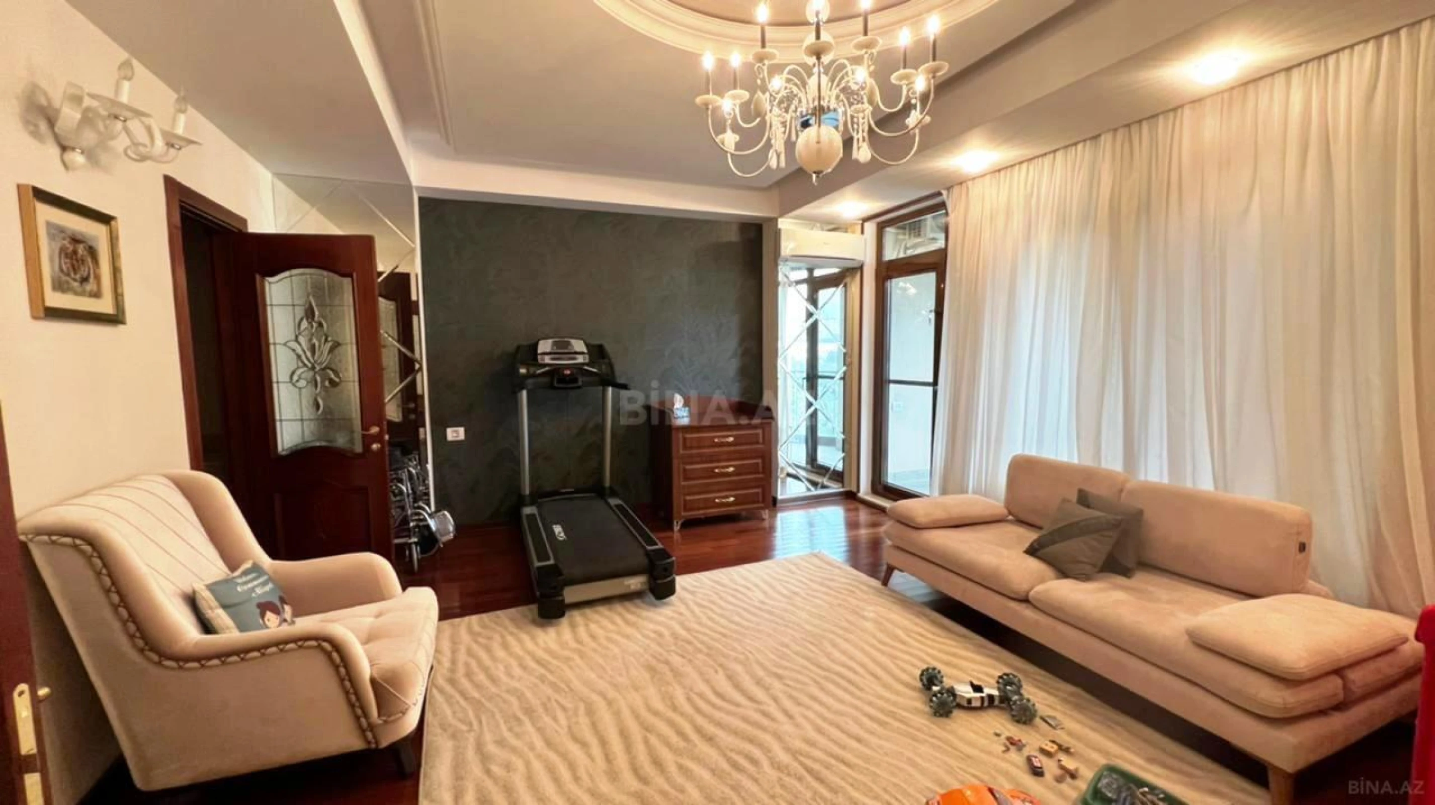 Satılır 4 otaqlı mənzil 293 m²