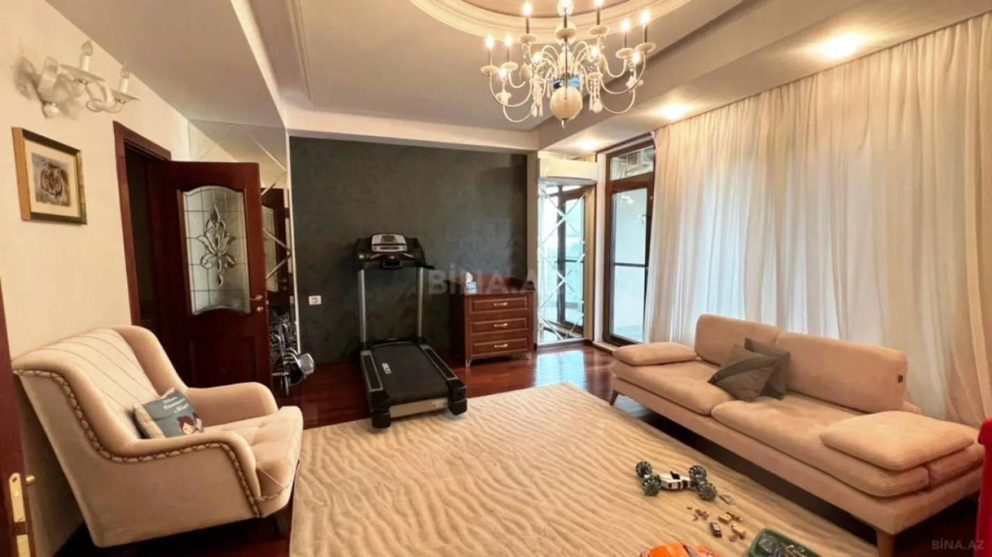 Satılır 4 otaqlı mənzil 293 m²