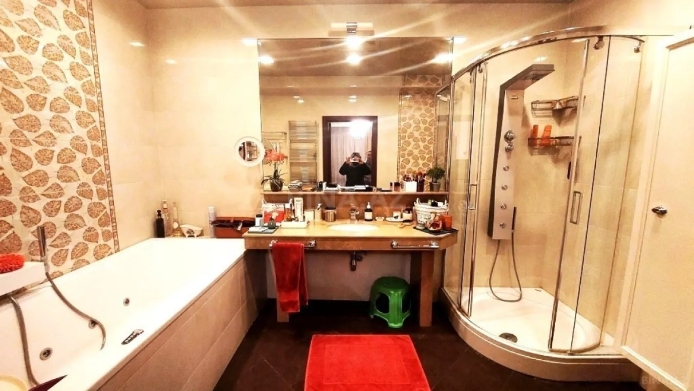 Satılır 4 otaqlı mənzil 293 m²