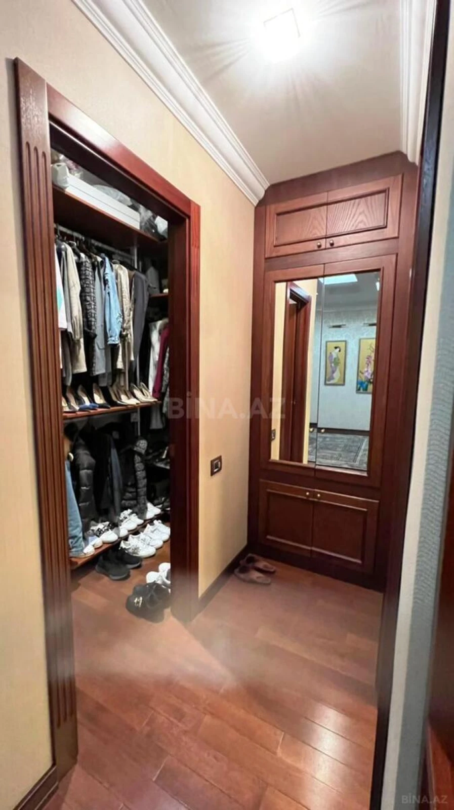 Satılır 4 otaqlı mənzil 293 m²