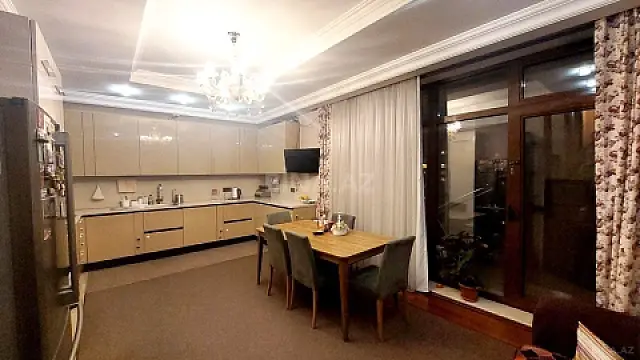 Satılır 4 otaqlı mənzil 293 m²