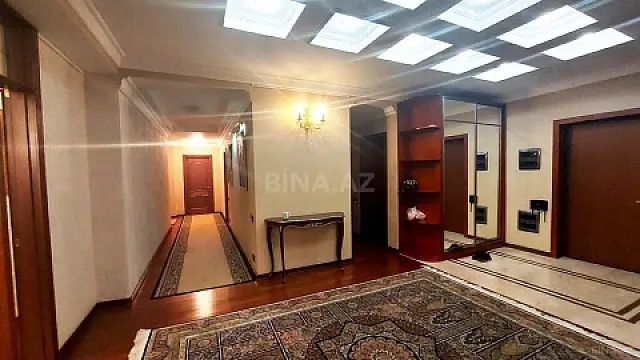 Satılır 4 otaqlı mənzil 293 m²