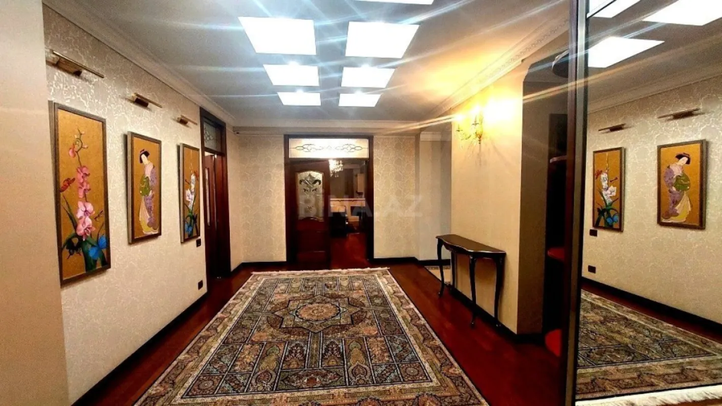 Satılır 4 otaqlı mənzil 293 m²