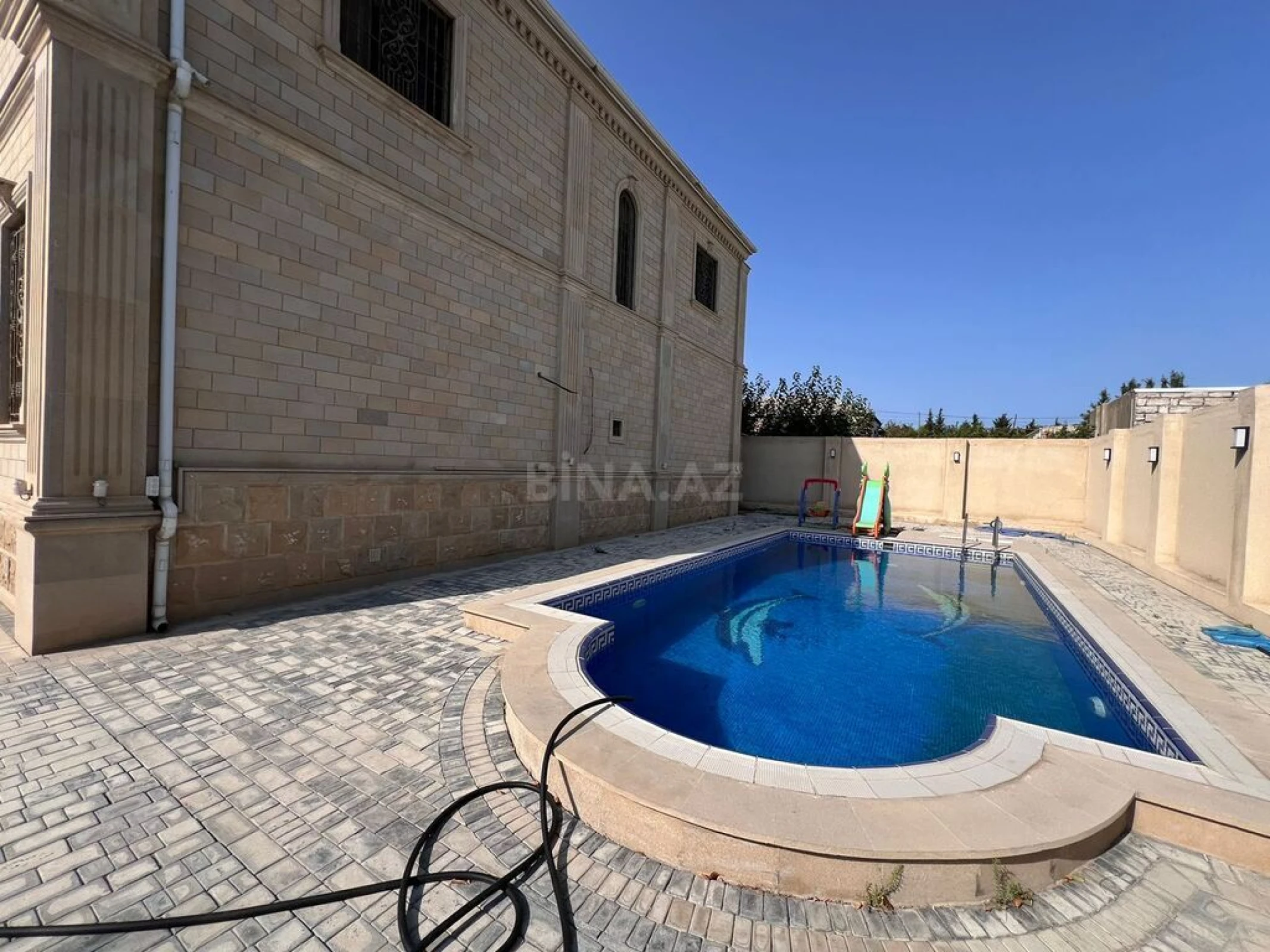 Satılır 8 otaqlı həyət evi 500 m²