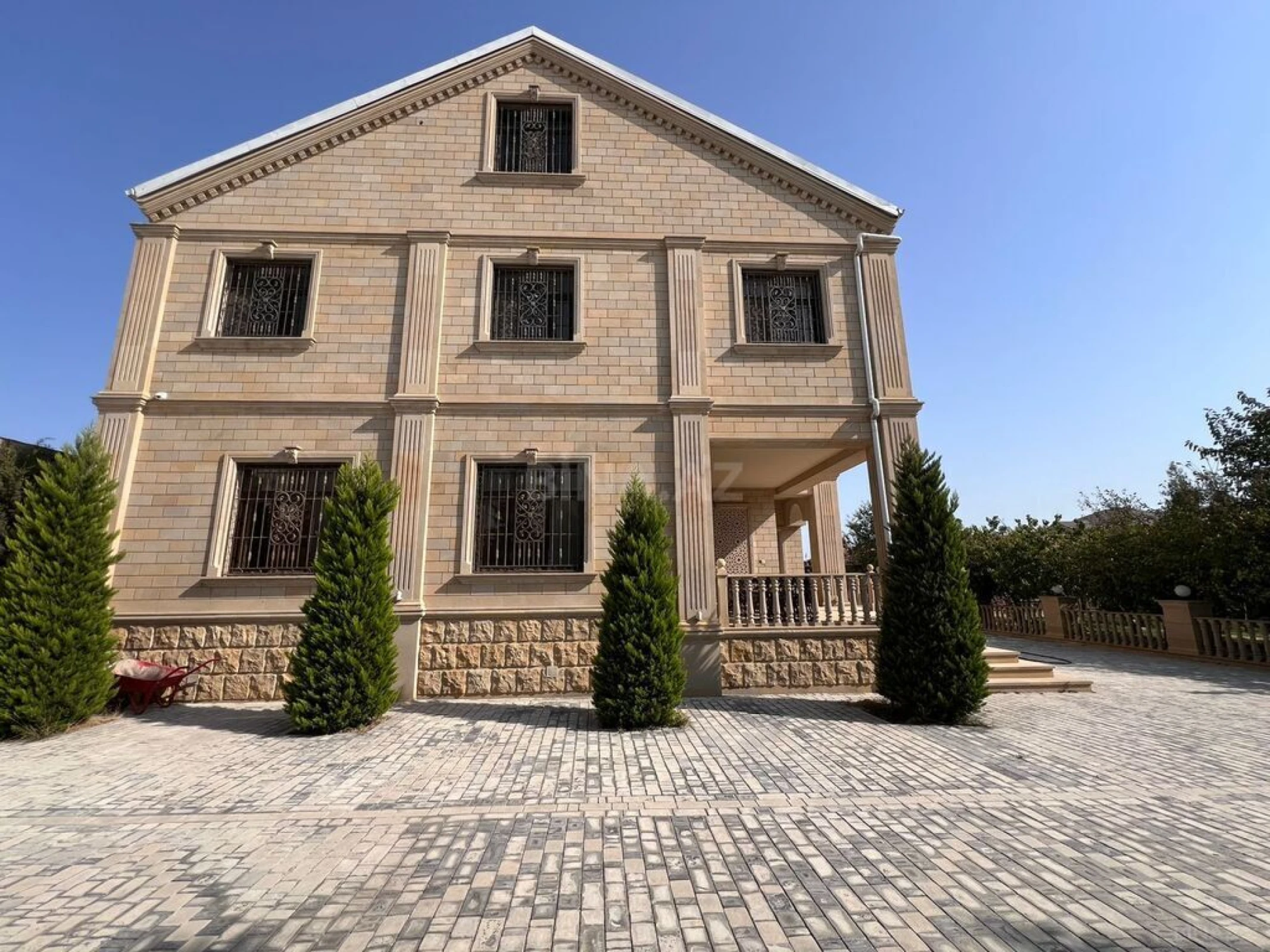 Satılır 8 otaqlı həyət evi 500 m²