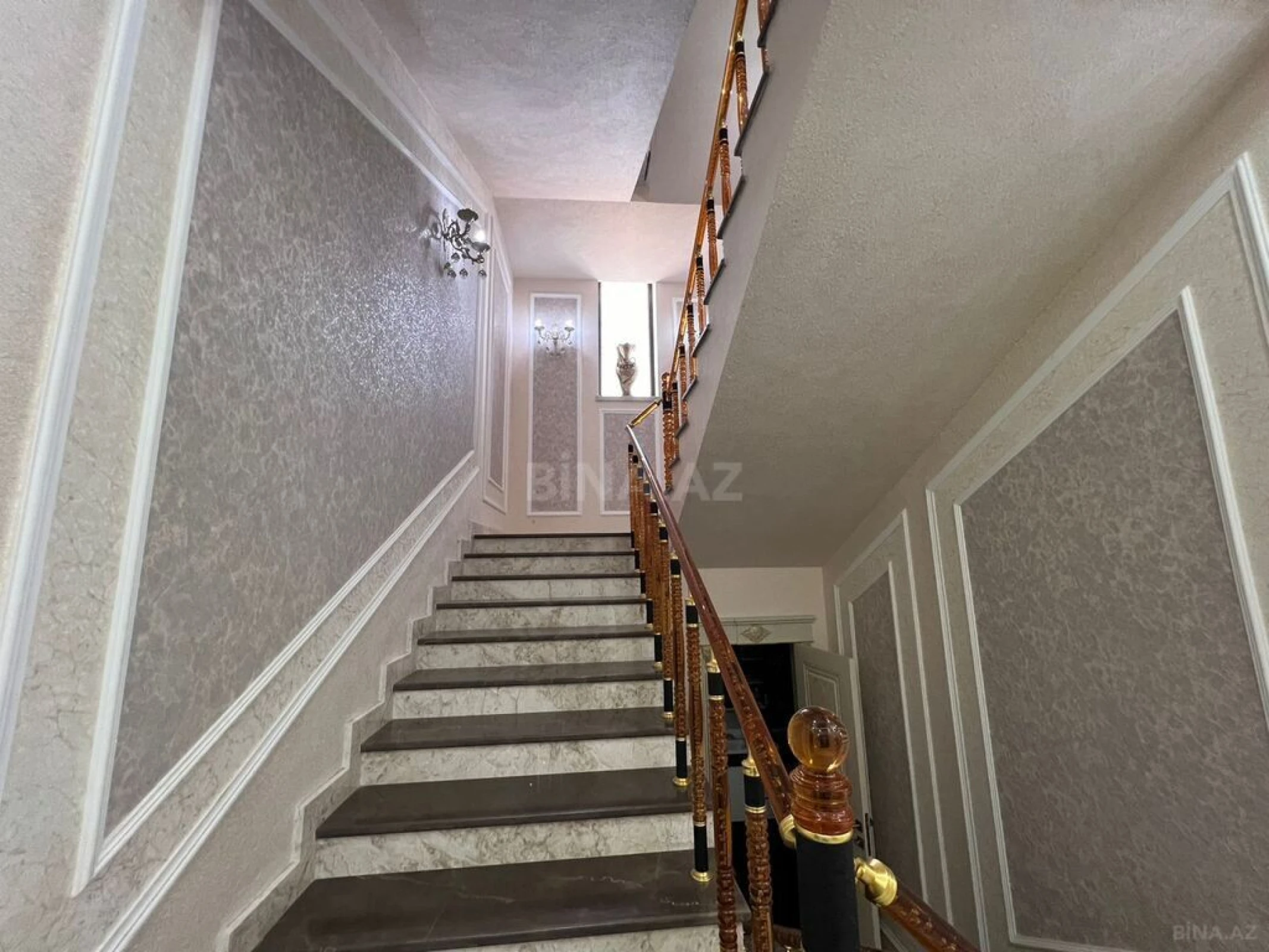 Satılır 8 otaqlı həyət evi 500 m²