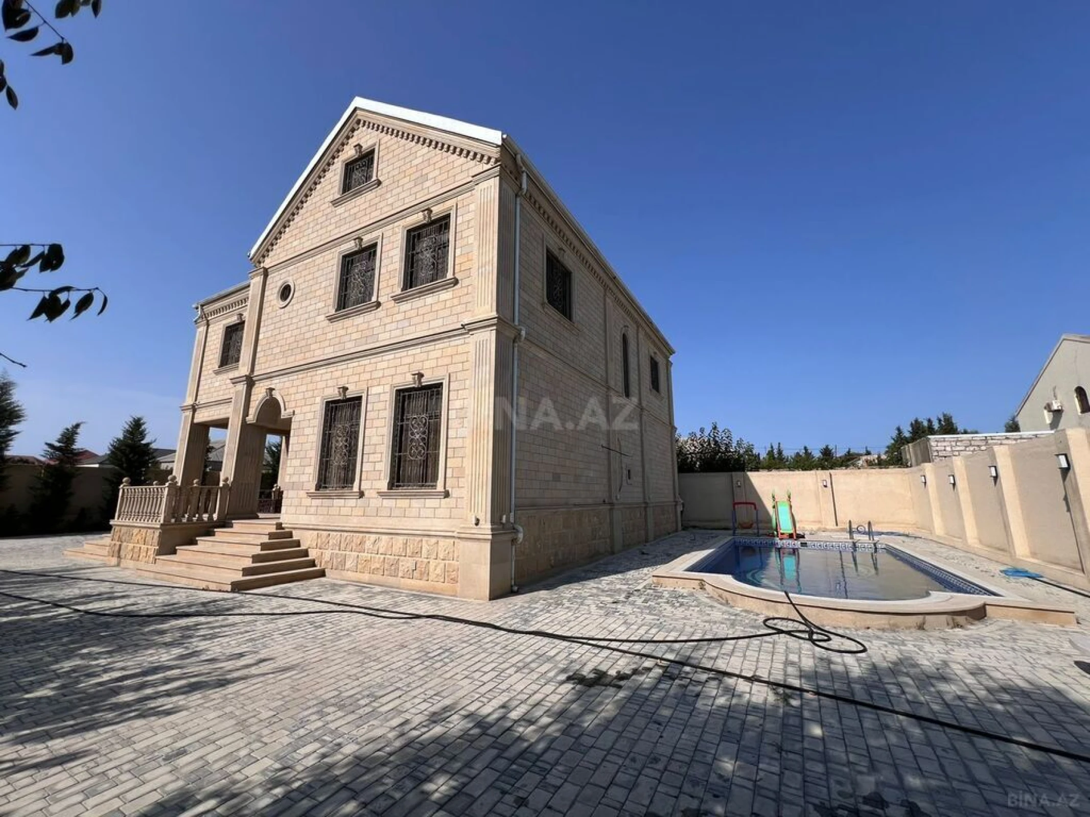 Satılır 8 otaqlı həyət evi 500 m²