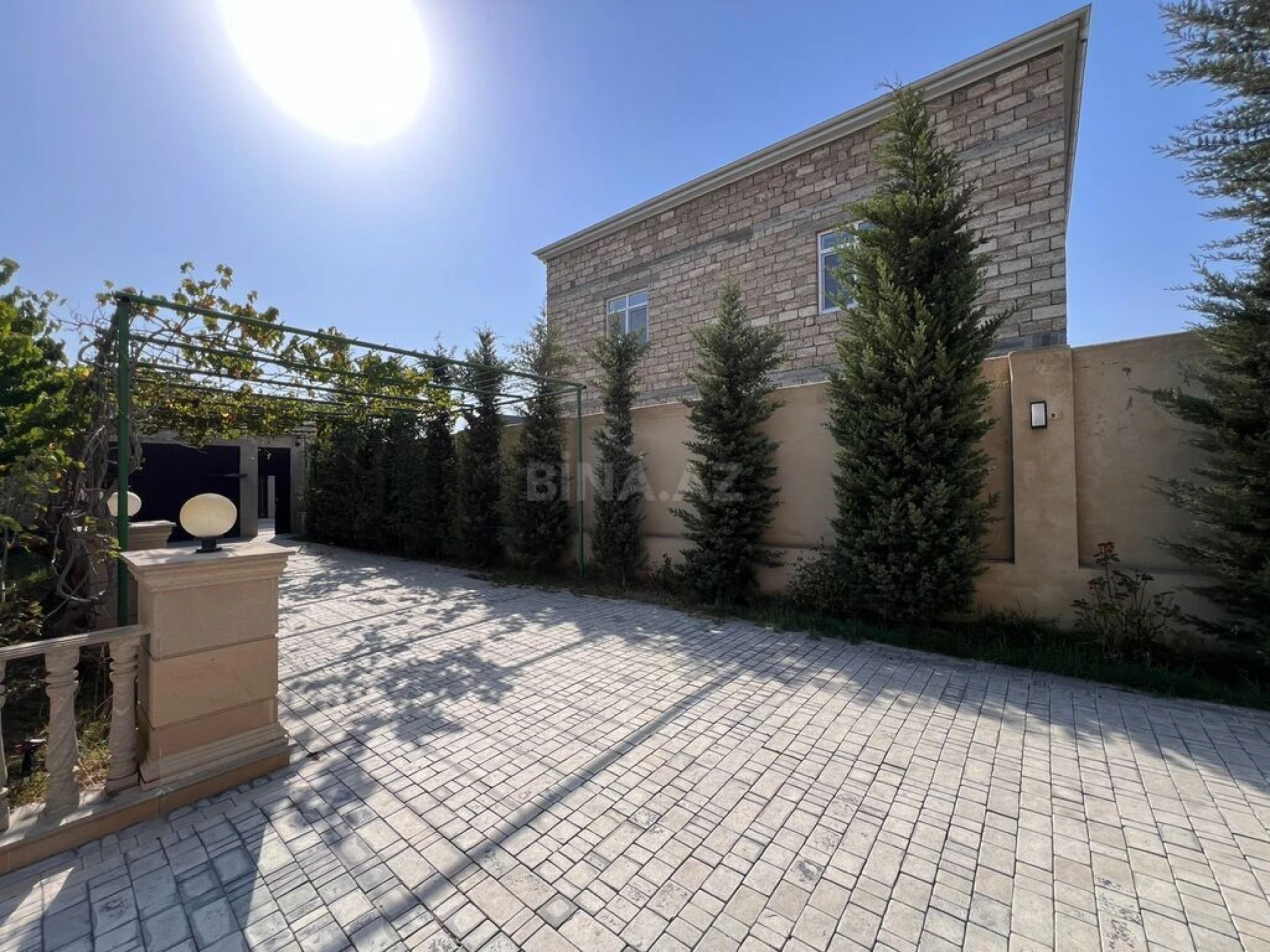 Satılır 8 otaqlı həyət evi 500 m²