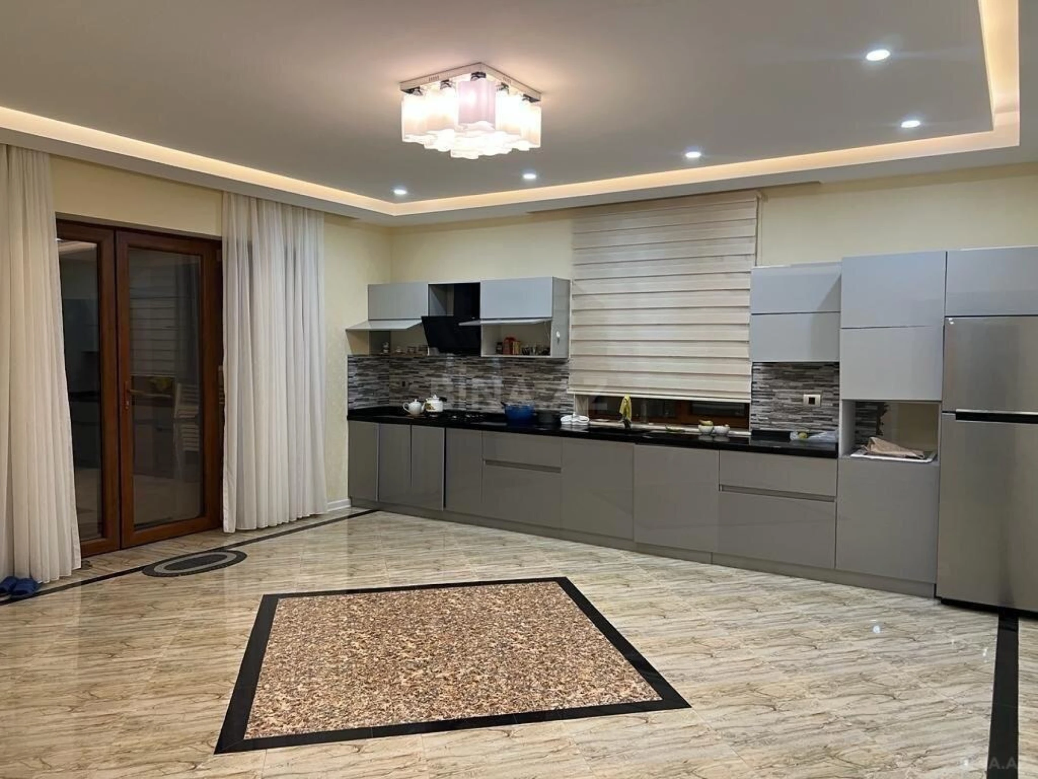 Kirayə verilir 7 otaqlı həyət evi 350 m²