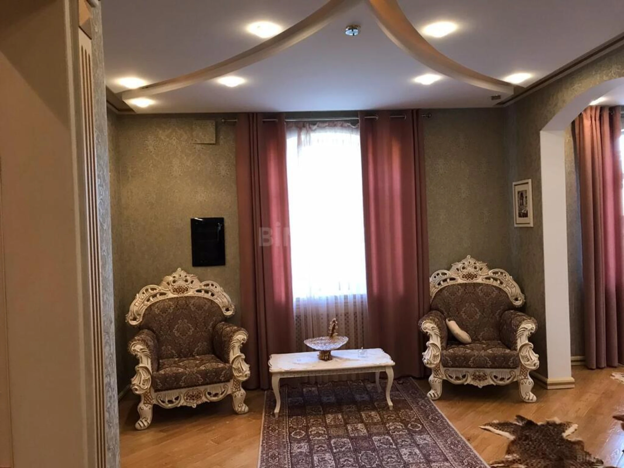 Kirayə verilir 7 otaqlı həyət evi 380 m²