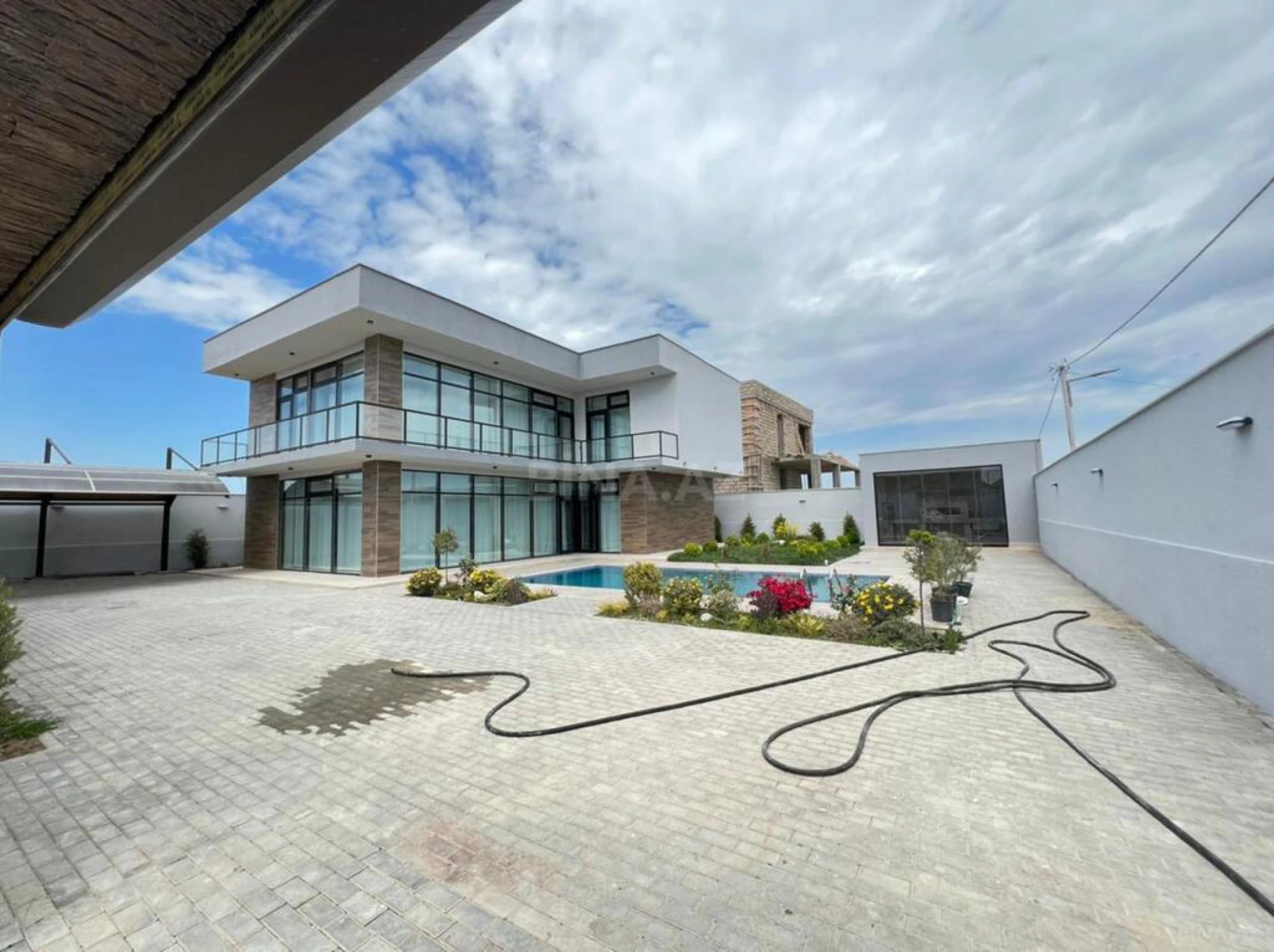 Satılır həyət evi 300 m²