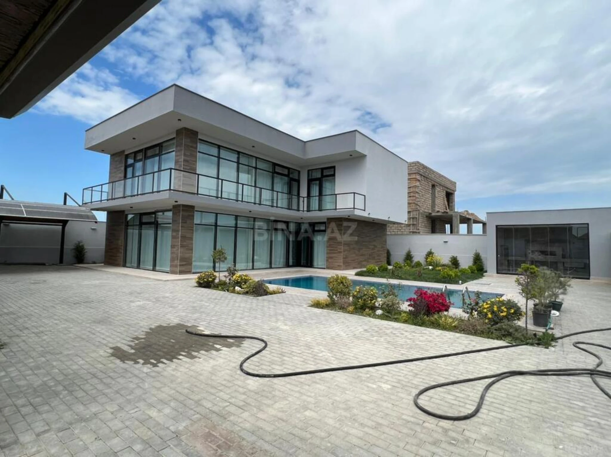 Satılır həyət evi 300 m²