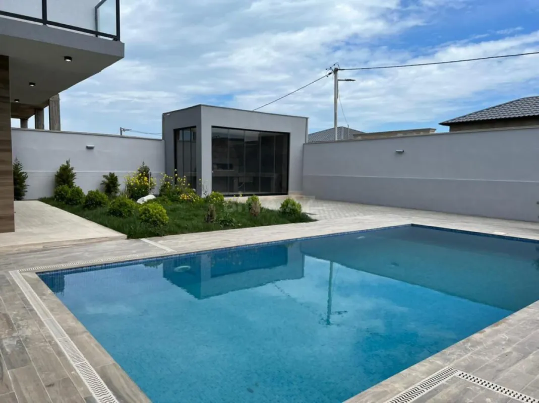 Satılır həyət evi 300 m²