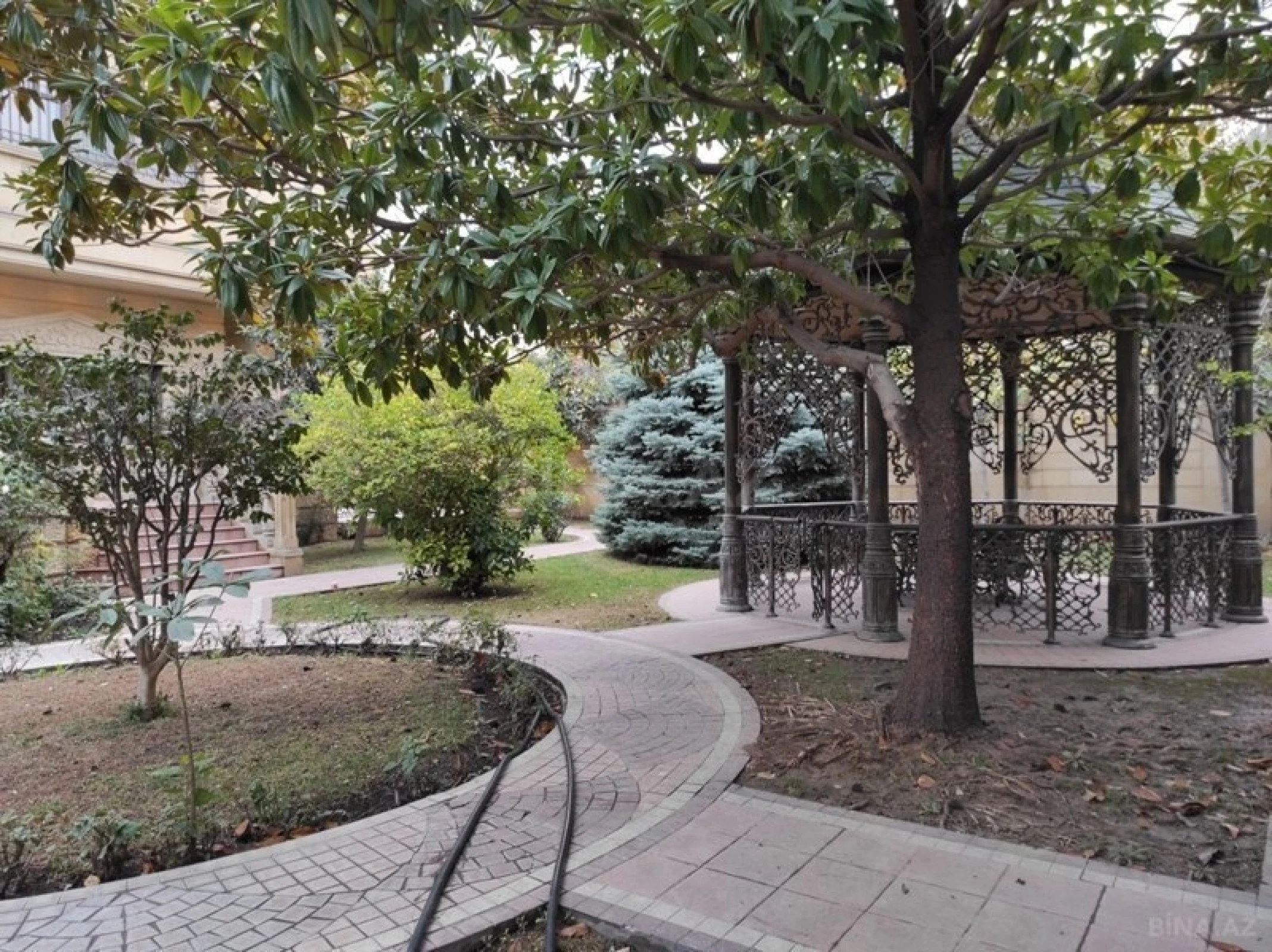 Satılır 10 otaqlı həyət evi 1000 m²