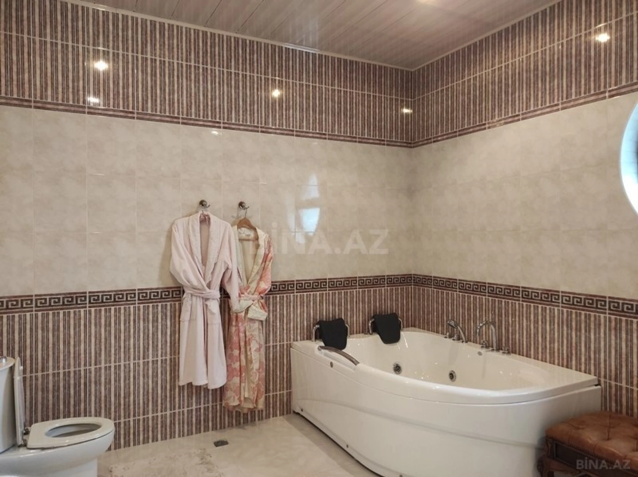 Satılır 10 otaqlı həyət evi 1000 m²