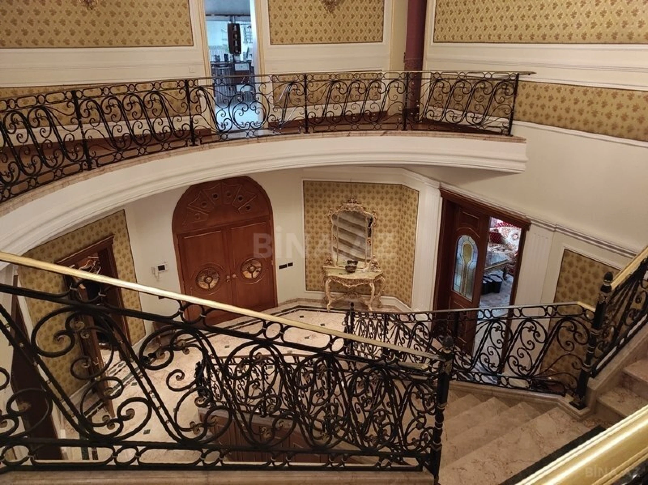 Satılır 10 otaqlı həyət evi 1000 m²