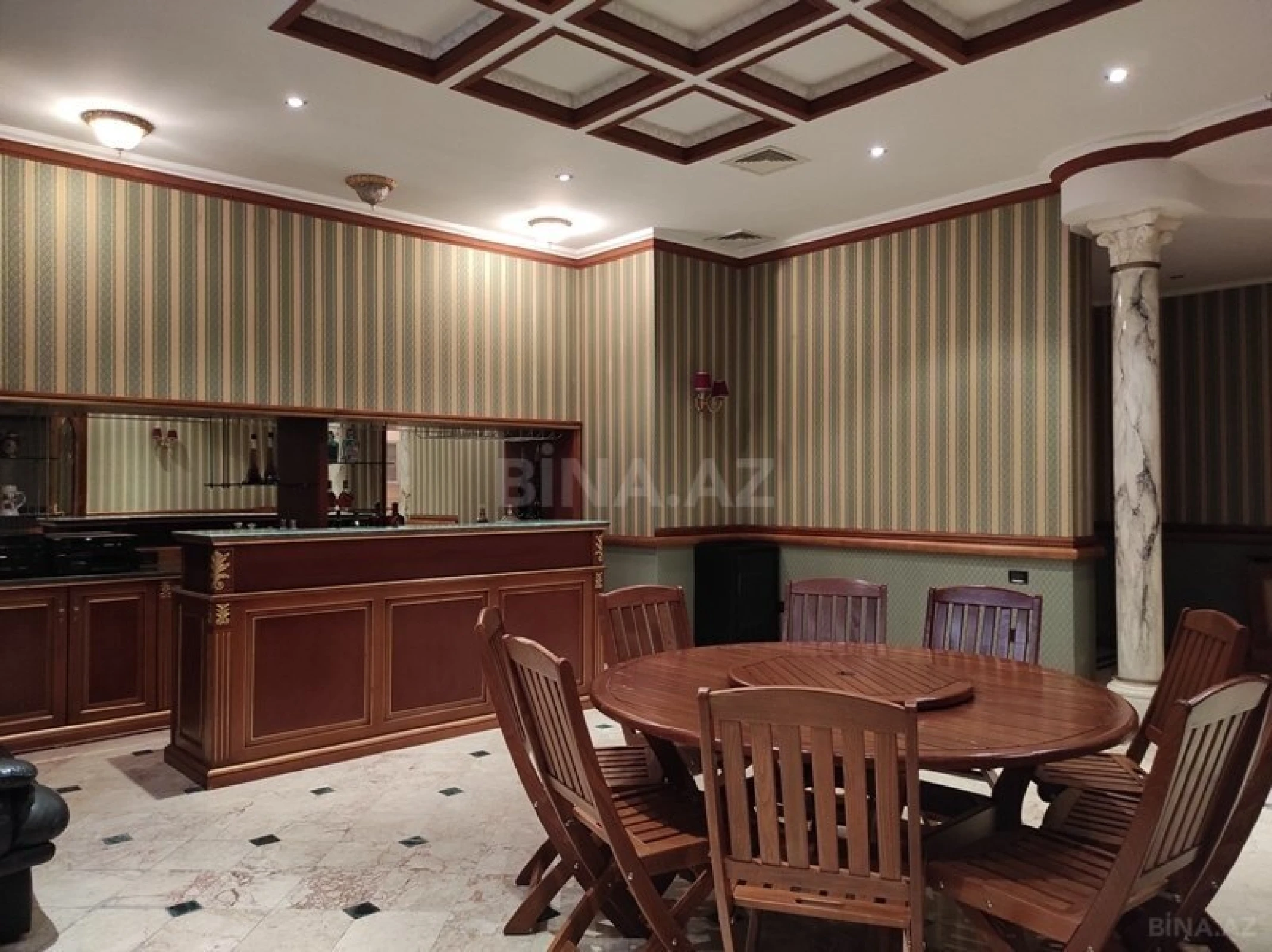 Satılır 10 otaqlı həyət evi 1000 m²